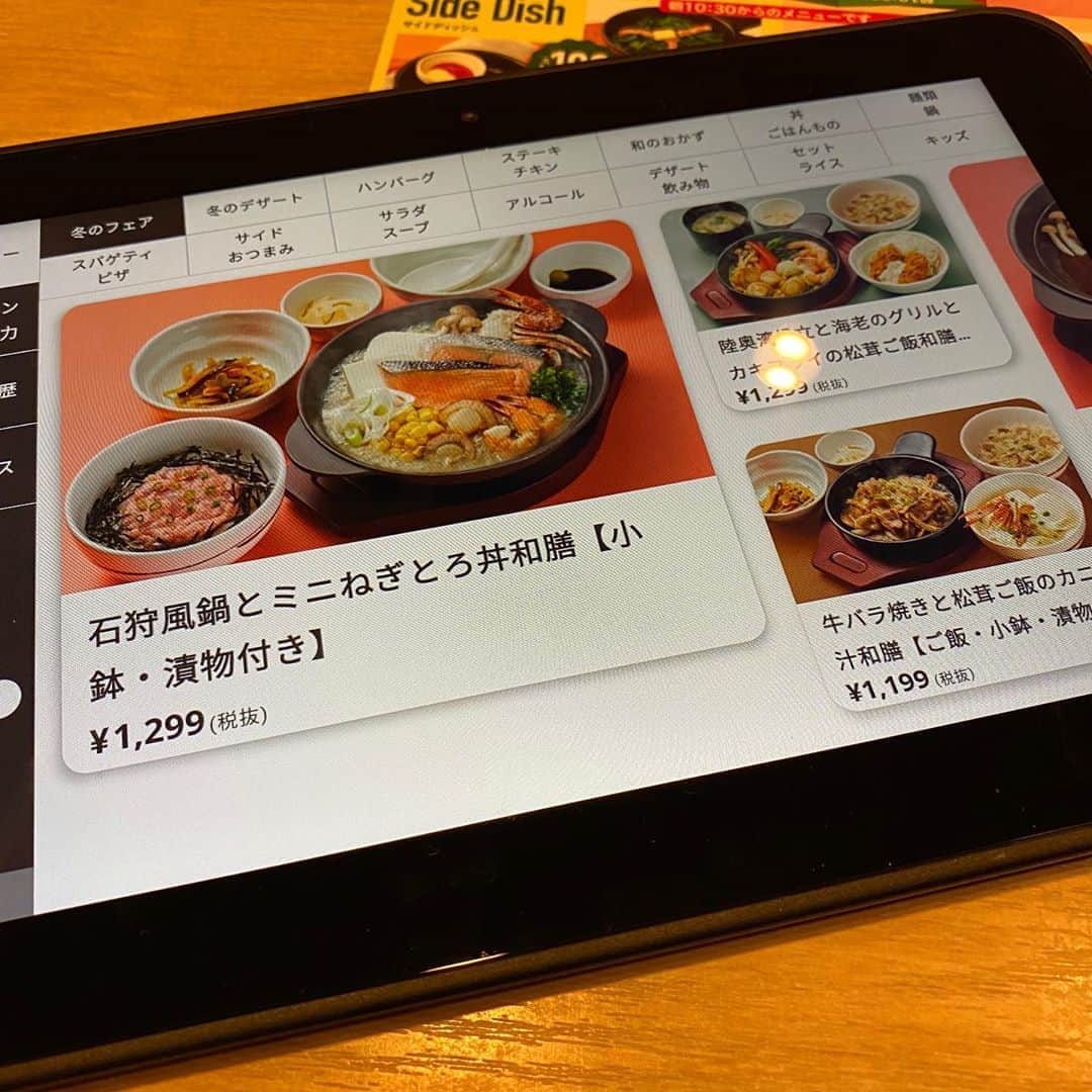 野間美由紀のインスタグラム：「ガストで豪遊中😆 ここの注文用のタブレット、タッチ性能もUIもすごく使いやすい。」