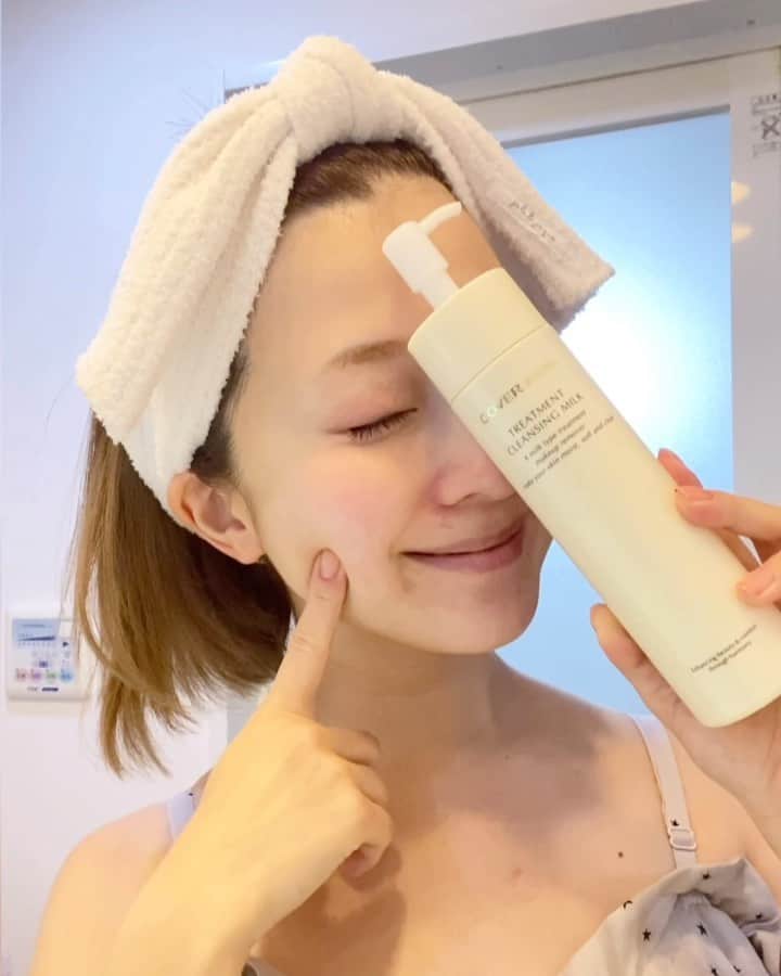 のインスタグラム：「・ インスタライブでもいつもおすすめしている カバーマークのトリートメント クレンジング ミルク👀❤️ @covermark_jp 2019年マイベストコスメにも入るくらいお気に入りだし 乾燥の時期は特に！ これ以外考えられないほど愛用しています。 スキンケアはクレンジングから✨って聞いてから 化粧水などと同じように クレンジングにもこだわるようになったよ❣️ ちゃんとクレンジングすると 肌もこたえてくれるようになるんだって☺️✨ このカバーマークのクレンジングミルクは メイクにするする馴染んで あっという間にメイクオフしてくれるアイテムです❣️ (フルメイクの日は3プッシュかな👀動画チェックしてね❣️) しっとりな洗い上がりなのも すごく好きなポイント。 美容液から生まれたクレンジングミルクって とっても贅沢ですよね👏🏻👏🏻 頬やおでこなど広い面から馴染ませて 最後はアイメイク。 落ちたマスカラとかで 肌を摩擦することがないようにしています。 わたしのメイク落としのポイントはそのくらいかな😁 使ってみたら浮気したくなくなるクレンジングなので ぜひ試してみてほしいな。 今回 カバーマーク様からいただきましたが ずーっと愛用しているアイテムだよ❣️ #カバーマーク #covermark #トリートメントクレンジングミルク #クレンジングミルク #メイク落とし #美容液 #美容 #スキンケア #メイク #美肌 #美容オタク #デパコス #マイベストコスメ #マイベストコスメ2019 #PR」