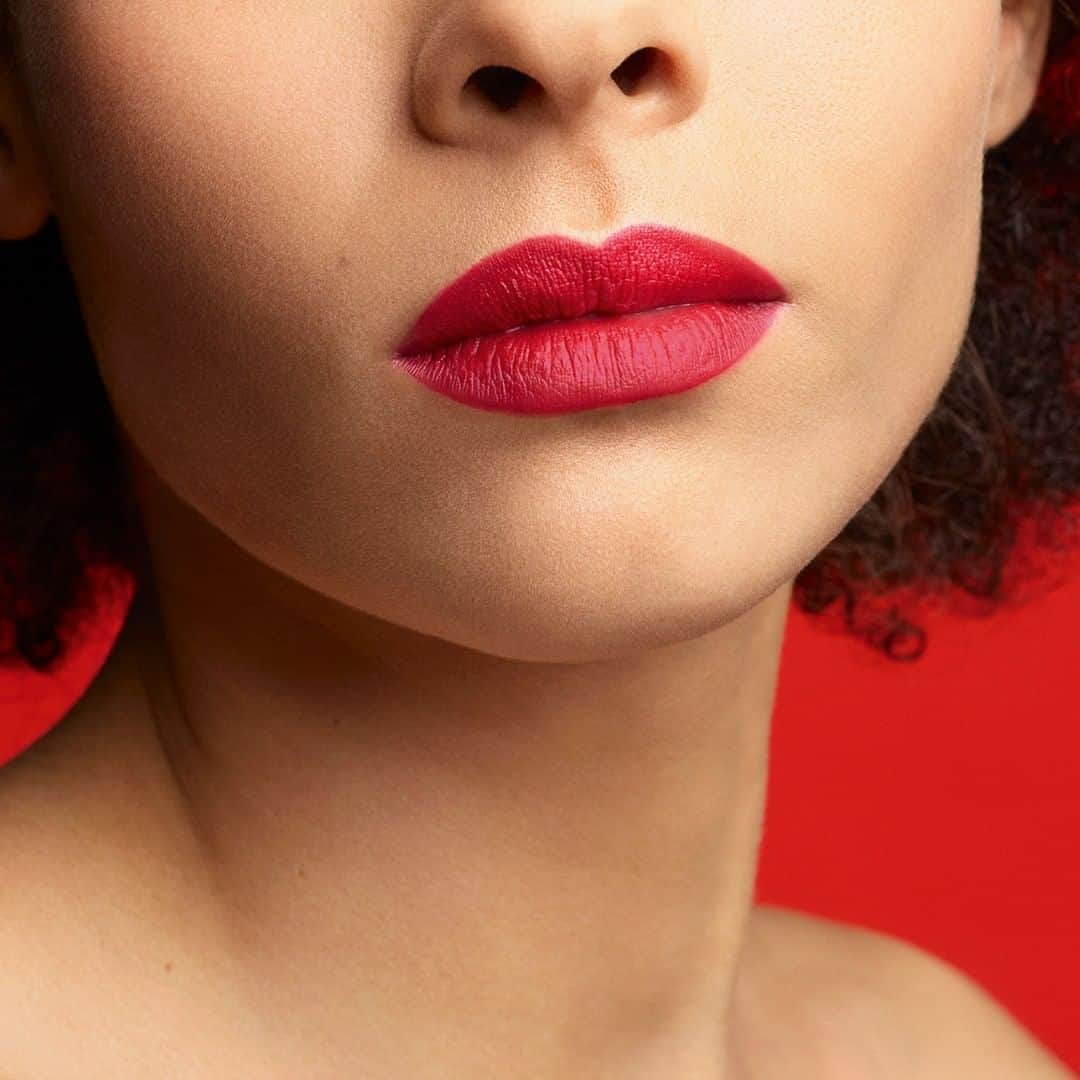 Armani Beautyさんのインスタグラム写真 - (Armani BeautyInstagram)「Let your lips get bolder with one stroke of ROUGE D’ARMANI MATTE in shade 404 "Stroke" and achieve a vibrant, matte lip look. #ArmaniBeauty #RougeDArmaniMatte #makeup」12月21日 18時59分 - armanibeauty