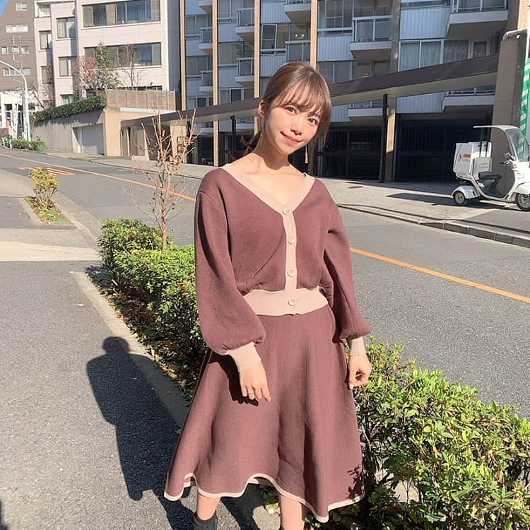 牧野桃美さんのインスタグラム写真 - (牧野桃美Instagram)「⠀ サロン撮影後の、とほほ。な１枚📷笑 ニットセットアップ可愛い🧸❤︎ ⠀ #ももこーで 🍑 ▫️𝐬𝐞𝐭 𝐮𝐩 / @roomys_official ⠀ ⠀ ブラウンにベージュのバイカラーで別に使っても可愛いし、 スカートもニットだから暖かいの💡 美容師さんに沢山褒められたお洋服💕 ⠀ ⠀ ⠀ ⠀ ⠀ ⠀  #roomys#roomys_style #ニットワンピース#セットアップ#ブラウンコーデ#ニットスカート#いつコ#おしゃれさんと繋がりたい#コーデ#デートコーデ#モテコーデ#ブラウンニット#サロモ#サロンモデル」12月21日 19時01分 - momomi_makino