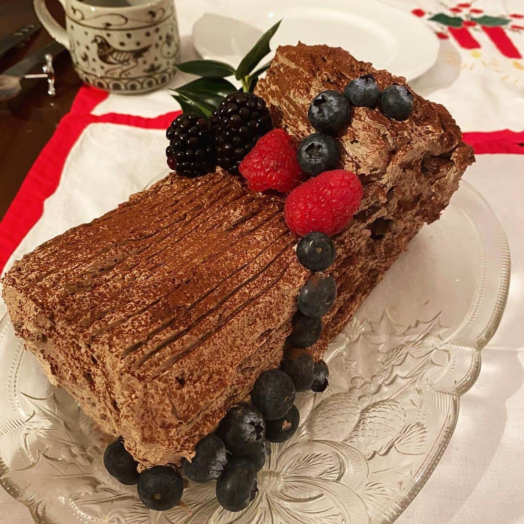 エイミーのインスタグラム：「今年のケーキはブッシュドノエル🌲」