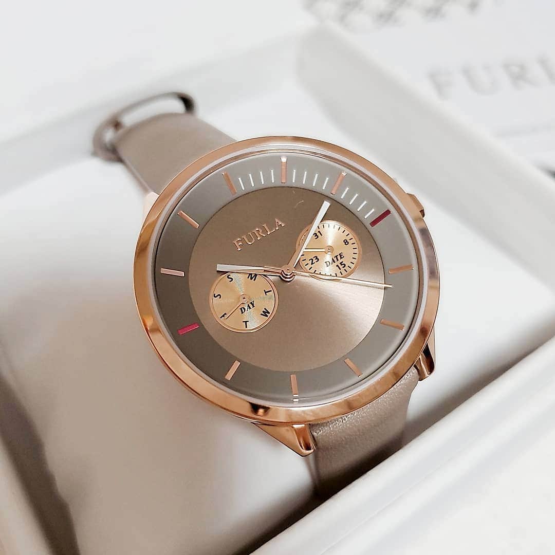 池田夏希さんのインスタグラム写真 - (池田夏希Instagram)「もうすぐX'masと言う事で、自分へのプレゼントにFURLAの腕時計⌚✨ . アクセサリーも時計もゴールドが好きなので、ゴールドに…💎 ベルトは落ち着いたグレイッシュのカラーにしました😉💕 日付と曜日もわかるからとても便利🎵 男性の皆さん！ 女性へのプレゼントにいかがですか？🎁 私も男性から腕時計とか貰ってみたい😍💦くぅ～～～(笑) . #腕時計 #フルラ #フルラ時計 #メトロポリス #大人可愛い #ゴールド #グレイッシュ #毎日使う #ヘビロテ #一目惚れ #使いやすい #自分へのご褒美 #自分へのクリスマスプレゼント #大満足 #watches #furla #furlawatch #theplatinumselect #adultcute #cute #gold #grayish #useeveryday #hebirote #loveatfirstsight #easytouse #rewardforyourself #christmasgifts #greatsatisfaction #instawatches」12月21日 19時03分 - natsukiikeda624