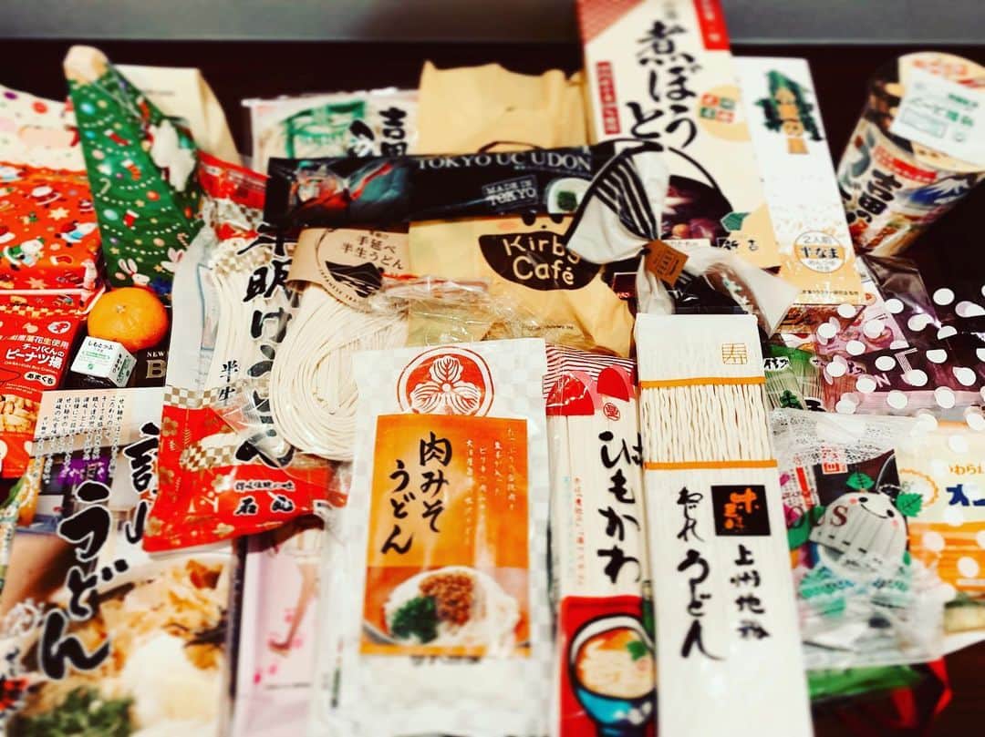 のインスタグラム：「きょうはゲームセンターCX秋葉原イベント。スケジュールの関係で午後からの参加でしたが、たくさんの方々とお会いできて至福の時でした。（そして、お待たせしてしまい申し訳ありませんでした汗） うどんをはじめとするお土産もたくさん！　電車で指がちぎれるかと。笑 めちゃくちゃ嬉しいです。しっかり堪能させていただきます😊 では、みなさま。よいお年を！ 来年も、いろんなシーンで？お会いしましょう！ #gccx」