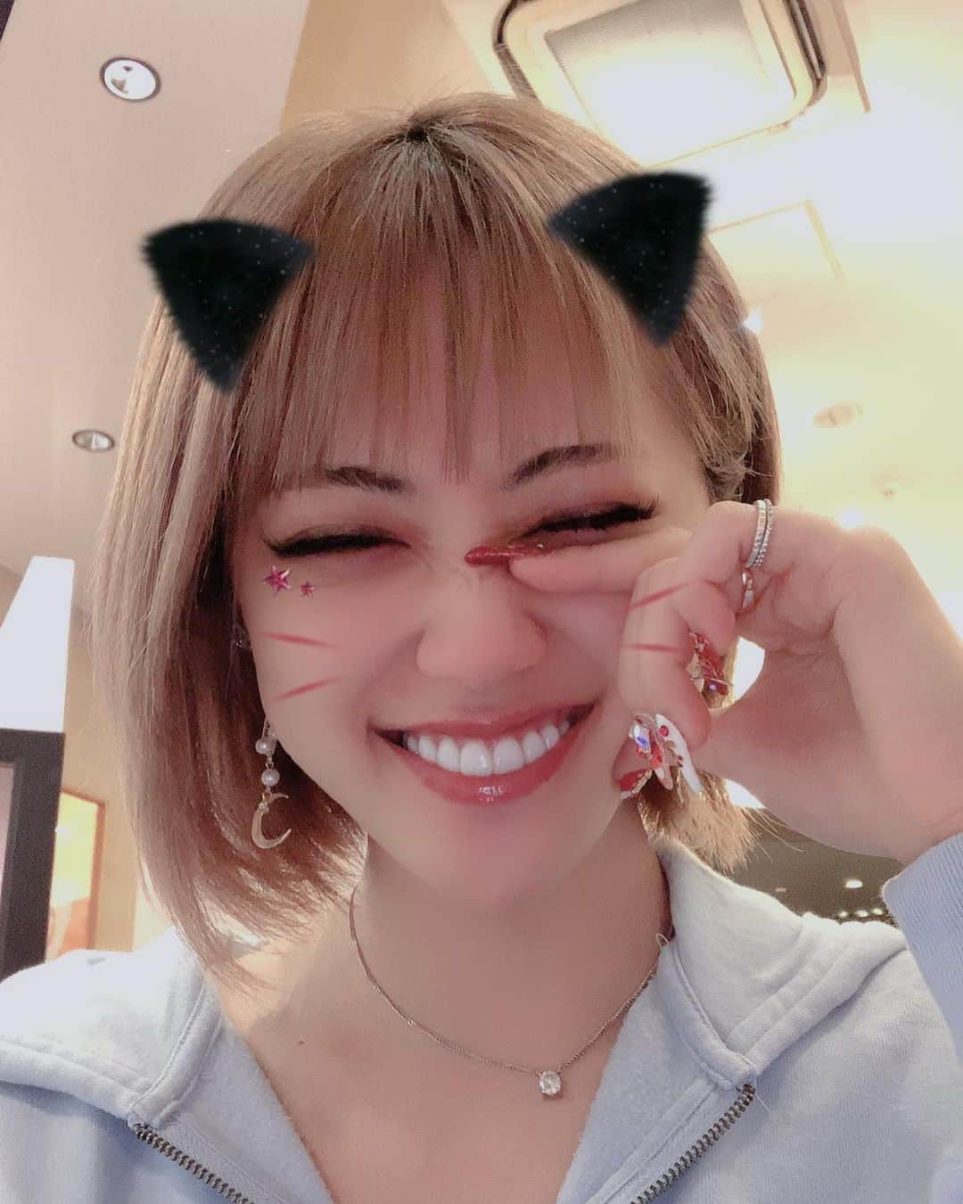 のインスタグラム：「. 笑いすぎると目なくなるんです。 最近髪の毛また切りましてジェンヌと呼ばれてます笑 写真は切る前です✂️ . . #ボブ #くしゃ顔 #smile #bob #shortbob #shorthair #blond #金髪 #金髪ショート」
