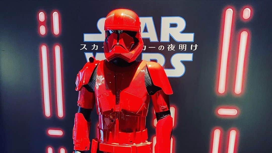 Saschaさんのインスタグラム写真 - (SaschaInstagram)「今日はズムサタ 終わりに #日テレ最後のスターウォーズ展 にお邪魔しました！ARでジェダイやシスになれるフォトブースもありますし…貴重な衣装なども展示されていて見どころ満載！無料だなんて！！グッズもいっぱい売っていて買いたかったのですが時間がなくて買いそびれたので会期中にもう一度行かなきゃです！汐留日テレ2階で開催中！！ #スターウォーズ #最後のスターウォーズ展 #starwars #theriseofskywalker #スカイウォーカーの夜明け」12月21日 19時17分 - sascha348