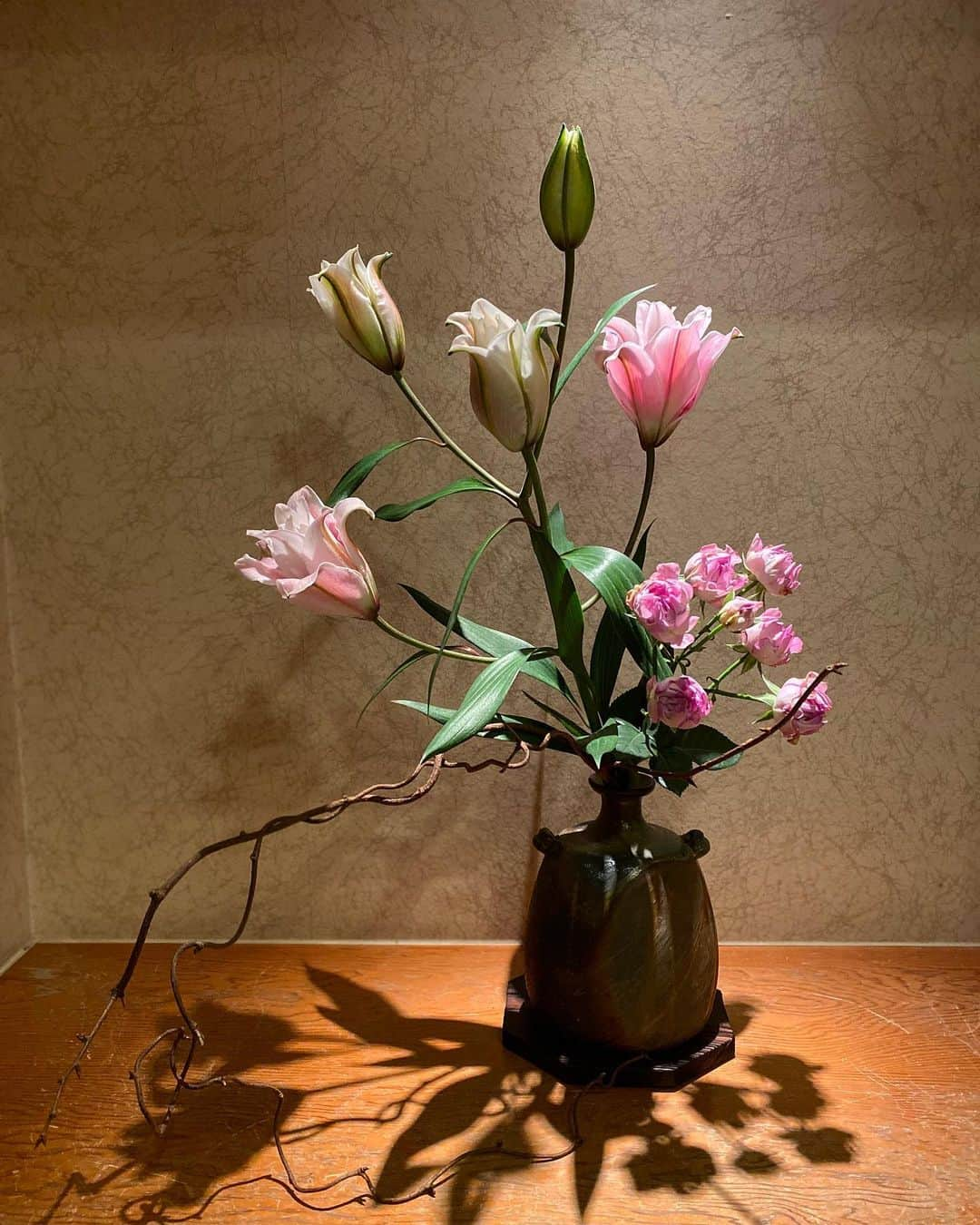 祥吉さんのインスタグラム写真 - (祥吉Instagram)「今日のお花 八重咲きの百合と八重咲きの薔薇  #播州赤穂#赤穂#赤穂御崎#赤穂温泉#赤穂温泉祥吉#潮彩きらら祥吉 #祥吉#温泉#旅館#旅行#兵庫県#瀬戸内海#今日のお花#花#flower #薔薇#百合#百合と薔薇#八重咲き#薔薇と百合 #影#花器#備前焼」12月21日 19時11分 - akoshokichi