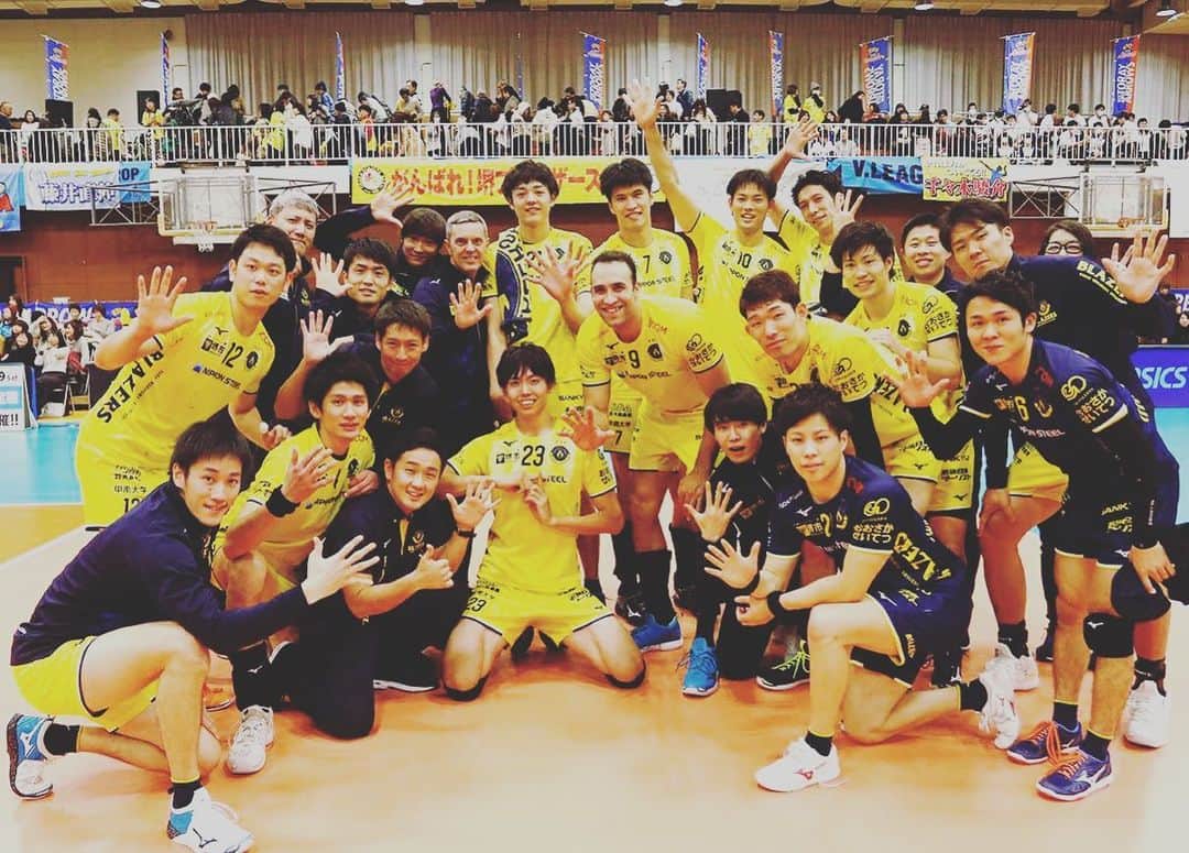 山本智大のインスタグラム：「VS 東レアローズ　3-2 WIN✨ 明日はFC東京と試合です💪💪 チーム一丸で2連勝します！！ #Vリーグ #Vリーグはバレーだよ #堺ブレイザーズ #三島市民体育館 #応援よろしくお願いします」