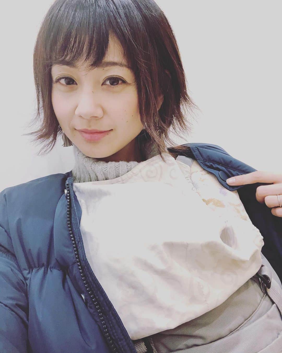 益田麻衣のインスタグラム：「今日は外はねスタイルでおでかけ。 ばっさり切ってから、アレンジが楽に！ ストレートアイロンでちゃちゃっとしました〜  あと、今日はメイクののりもいい！！ 新作コスメのおかげです。 また後ほど紹介したいと思います。  #おでかけ #ヘアスタイル #ヘアアレンジ #ショートヘア #ショートヘアアレンジ #ストレートアイロン #feiler #フェイラー  #サッキングパッド」