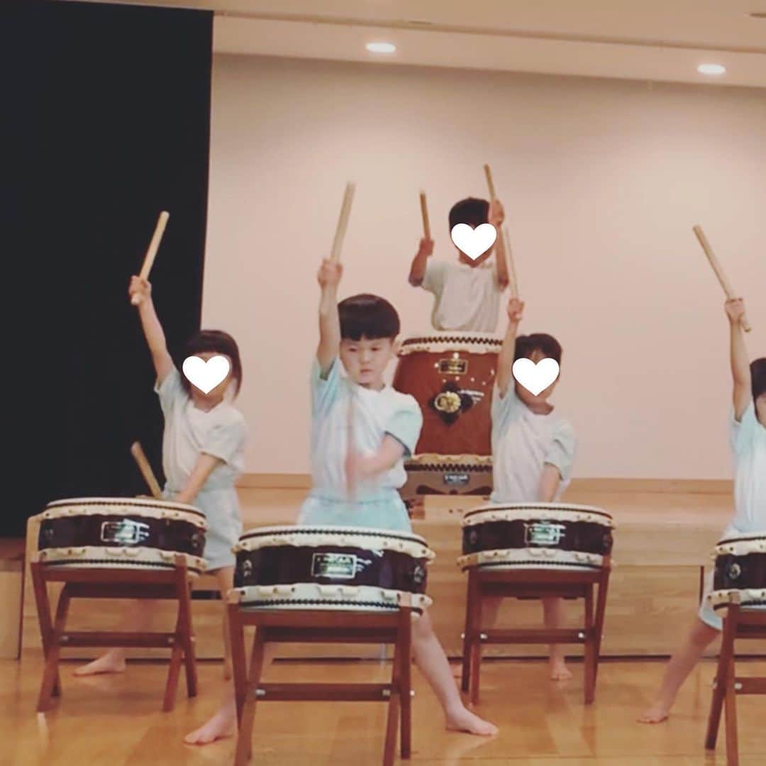 高見まなみのインスタグラム：「今年も無事に発表会を終えました。 12月は色々あって、リハーサルに一度も参加できなくて、緊張もあって、息子なりに悔しい気持ちが残ったよう。 とっても上手に出来ていたのだけれど、本人は納得がいかなかったようで、終わってからプンスカ不機嫌に🙈 かっこよかったけど❤️ 悔しい気持ちは大事だよね！！💪🏻 . . .  #和太鼓　 #創作太鼓 #不動心 #年中さん　 #生活発表会　 #朝のハイテンション登園 #このまま20分歩く #5歳男子 #合流したらめっちゃ落ち込んでた #パパとの指相撲でご機嫌に #忙しい5歳児」