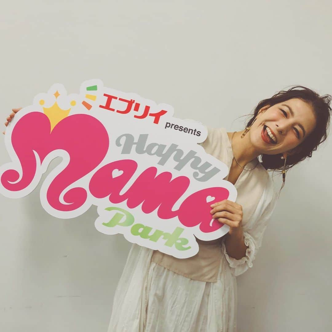 スザンヌさんのインスタグラム写真 - (スザンヌInstagram)「ハピママでのトークショー🎈﻿ ﻿ とってもとっても素敵な時間をありがとうございました😊﻿ ﻿ 昔の息子とのエピソードを話してるうちになんだか自分でも泣きそうに。。﻿ ﻿ 息子、3歳のイヤイヤ期あたりは思い出すだけで大変だったし、泣けてくるくらい自分のことも息子のこともわからなくなったり辛かったけど、﻿ ﻿ 今日みなさんとお話しするまでずいぶん長い時間忘れてました😊﻿ ﻿ 渦中のママたちはいつ終わるんだろうと悩むだろうし、お出かけするのも迷うだろうし、いつ終わるの、なにが伝えたいの。とほんとに大変だけど、　　その時期はいつかは終わるし、思い出せないくらい遠い過去になるはずです。それは嬉しくて、とても寂しい。﻿ ﻿ そんなイヤイヤ期の子育てを振り返ってみなさんに話していたら、﻿ 自分自身に話しているようなそんな感覚になりました。﻿ （当時なんどトイレに閉じこもって、呼吸を整えたことでしょう🚽笑）﻿ ﻿ そんな子育ての時期を思い出させてもらえる機会をもらえて、来てくれた皆さんと出逢えて、﻿ 感謝です🙏﻿ ﻿ ﻿ ﻿ #ハピママ﻿ #HAPPYMAMAPARKFUKUYAMA﻿ #ハピママパーク福山﻿ #ビッグローズ﻿ ﻿」12月21日 19時20分 - suzanneeee1028