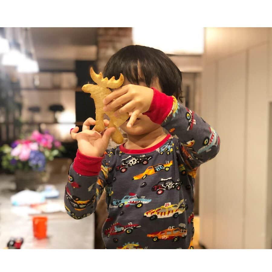 神崎恵さんのインスタグラム写真 - (神崎恵Instagram)「つまみ食いをしすぎて、みんなでお腹いっぱいの夜。 夜ご飯、どうする⁇と言いながらも、 なしにするわけにもいかないなぁと。 冷蔵庫の中から、たまご、長ネギ、パプリカ、トマト、キクラゲ、人参、豚肉で即席二品。 たまご、トマト、長ネギ、キクラゲ、豚バラの中華風オイスターソース炒めと パプリカ、人参、長ネギ、豚ロースで回鍋肉。 朝に炊いた高菜ごはんもあったので、さくっと夜ご飯。 お気に入りのれんげで食卓が明るくなった😌 以前 @kanavelnica ちゃんからいただいた美しいれんげ✨ #おうちごはん」12月21日 19時23分 - megumi_kanzaki