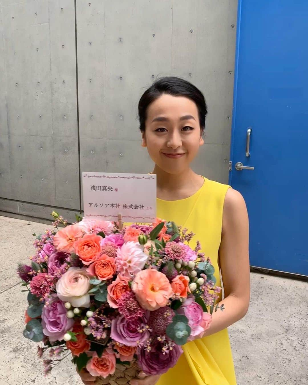 浅田真央さんのインスタグラム写真 - (浅田真央Instagram)「アルソアさんの撮影がありました。 素敵なお花と素敵なケータリングありがとうございました！」12月21日 19時23分 - maoasada2509