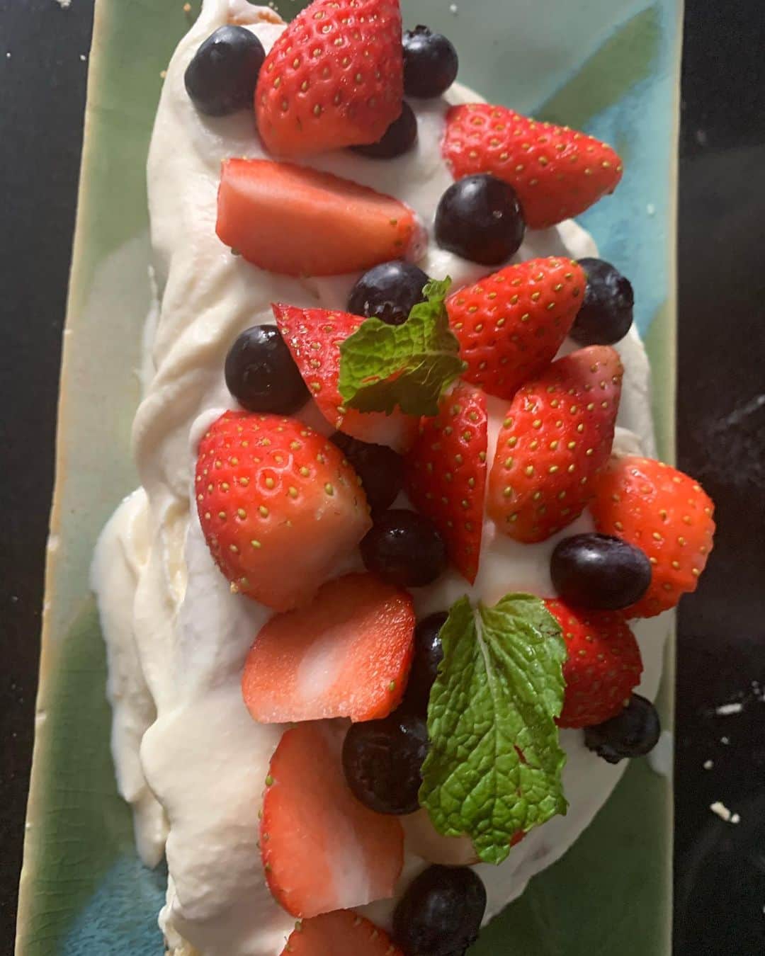 のインスタグラム：「シンガポールはすぐクリームが溶ける、😂 お誕生日祝いに作ってみました。🍰 いつも電動ミキサーでやっていたけど、ハンドの方がうんまい。  生クリームもシンガポールは大体乳製品がオーストラリアから来てるので、クリームもヨーグルトも牛乳もチーズもバターもオーガニックでも日本ほど高くなく質が良いです！  右のミールは、インドネシア人の方が作った手作りインドネシア定食てきな。 手作りのサンバルがめちゃくちゃ美味しくて、こんど作り方を教えてもらいたいほど。  テンペも日本人はやっぱ好きですな❤️ #weekend #allhomecooking #food #indonesianfood #sanbal #birthdaycake」