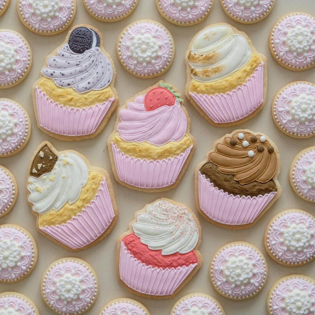 KUNIKAのインスタグラム：「Lovery cupcakes collection from @peggyporschenofficial 🧁💕﻿ These are my memory lineups. The best cupcake shop in London🇬🇧 ﻿ 私がペギーで勤め始めた当初の思い出のカップケーキラインナップをクッキーにしてみました。﻿ 私が1番好きなフレーバーは今は無いけどバノッフィー🍌﻿ いつか復活するといいな。﻿ ﻿ ・・・﻿ ﻿ 今回のロンドンクリスマスツアーも全国各地から参加して下さって、本当にありがとうございました。﻿ お一人でも勇気を出して来てくださったこと、お客様同士で仲良くなって頂けたこと、とても嬉しかったです。﻿ ロンドンの街を一緒にお散歩したり、美味しいご飯や美しい景色を共有できて、忘れられない思い出になりました🎄﻿ メッセージもたくさんありがとうございます💌﻿ またいつかロンドンツアーを開催できたときに、行きたい!と思ってくださる人がいるよう、それまで自身の活動を精進したいと思います。﻿ ﻿ イギリスにワーホリで行くと決意しなかったら絶対に実現しなかったこのロンドンツアー。﻿ いろいろな選択と人の巡り合わせによって、人生は思いもよらない事が起こるから楽しいです🍀﻿ これからもマイペースに、知ってくださっている皆さまの秘密基地的ワールドを作り続けたいと思います⛲️ ﻿ ﻿ ﻿ #artofkunika #peggyporschen #cupcakes  #sugarcookies #decoratedcookies #cookieart #decoratedsugarcookies #royalicing #royalicingcookies #cookiedecorating #customcookies #cookiesofinstagram #cookiedesign #cookieartist #instacookie #アイシングクッキー ﻿ ﻿」