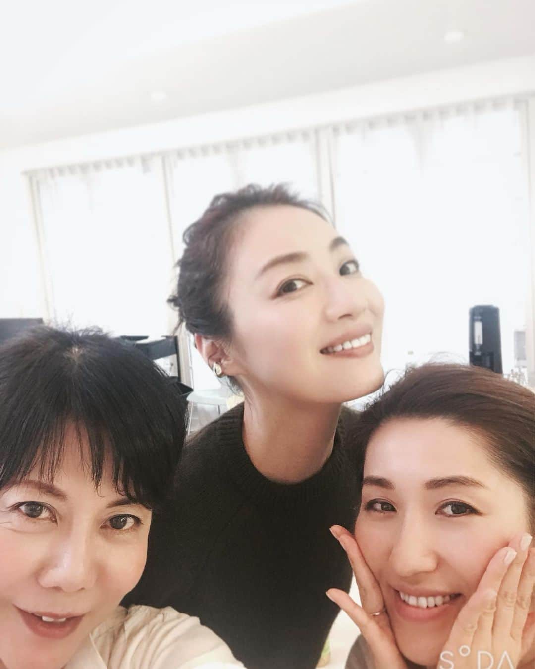 のインスタグラム：「長井かおりちゃんのしている無造作まとめ髪がいつも可愛く、えりさんと一緒にレクチャーしてもらいました♪  ゴムで結ぶ時、一回目に髪を通し切らないで結んでいくのがコツだそうですよ〜。 ちなみに今日の撮影と全然関係なくて、優しいなぁー。  #撮影#メイク#無造作ヘア#shooting#makeup」