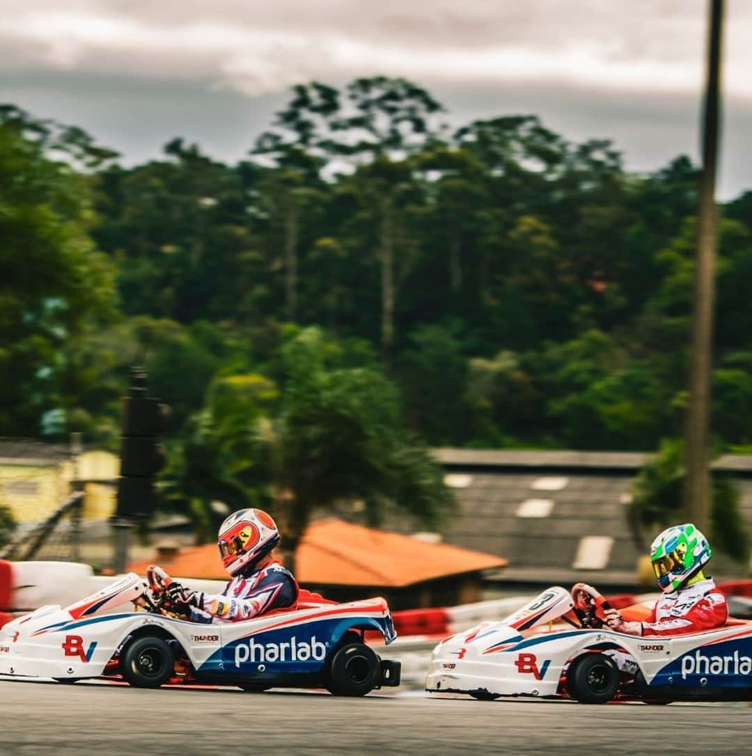 ルーベンス・バリチェロさんのインスタグラム写真 - (ルーベンス・バリチェロInstagram)「E daqui a pouco a largada das 500milhas de kart Granja Viana (10am Sport TV) .Largamos la da conchichina🤦🏼‍♂️mas vamos com tudo. Alias nao poderia ser diferente com o Dudu e Fefo, um se doando pelo outro. #noixqvoanagranja #go71 #go72 #go73 #go74 #ateafebrefoiembora🙏🏻 #gobarricas🇧🇷🏁💨💨 by @brunogorski @Pharlab_oficial @minhabv @nutriexoficial @solargoldoficial  @mano.racing」12月21日 19時42分 - rubarrichello