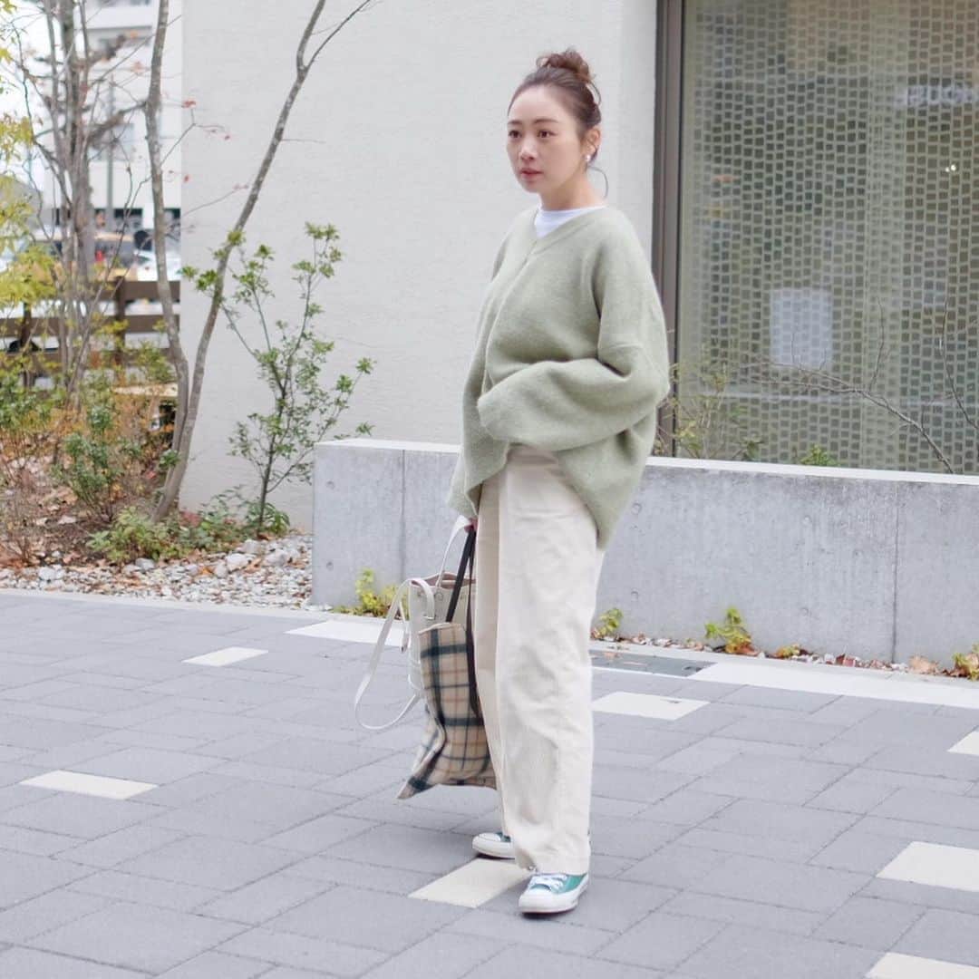 Keikooooooのインスタグラム：「先日のコーデ💚 グリーングリーングリーン🎄🎄🎄 knit @ariesmirage  pants @uniqlo  bag @ayako_bag @ohgaofficial」
