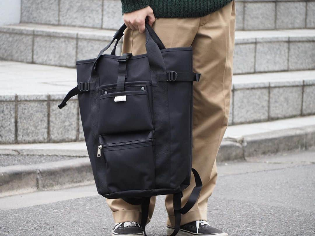 B JIRUSHI YOSHIDAさんのインスタグラム写真 - (B JIRUSHI YOSHIDAInstagram)「【NEW ARRIVAL】 〈PORTER × B印 YOSHIDA〉 UNION RUCK M ・ B印 YOSHIDAがPORTERに別注をかけてリリースしている白タグのUNIONシリーズ。このシリーズに今回新たにMサイズが入荷しました。 ・ トートとリュックを掛け合わせたようなような独特なデザインや、ワークウエアや工業用の腰袋をイメージしたフロントポケットが他にはない個性を発揮していることも、その人気の理由のひとつです。 ・ 別注として鞄の印象をがらりと変えるために選んだ変更点は「ネームタグ」。 既存のグリーンからホワイトに変更することで、カジュアルテイストな雰囲気を大人な着こなしにも溶け込むようアップデートしました。 ・ こちらは従来の別注「UNION」のS・Lサイズの中間に位置する、万能のMサイズモデル。Lサイズに比べてトップの高さとハンドルを短めに設定し、よりデイリーカジュアルに取り回しやすいサイズ感に調整しました。 ・ いままでのモデルでサイズに悩まれていた方はこの機会に是非試してみてください。 ・ COLOR:BLACK ¥18,500+TAX  #bjirushiyoshida #B印YOSHIDA #代官山 #daikanyama #TOKYO #BEAMS #ビームス #yoshidakaban #吉田カバン #ポーター  #porter #비지루시요시다 #도쿄 #다이칸야마 #빔스 #빔즈 #포터 #데일리룩 #백팩 #B印YOSHIDAlineup」12月21日 19時37分 - bjirushiyoshida