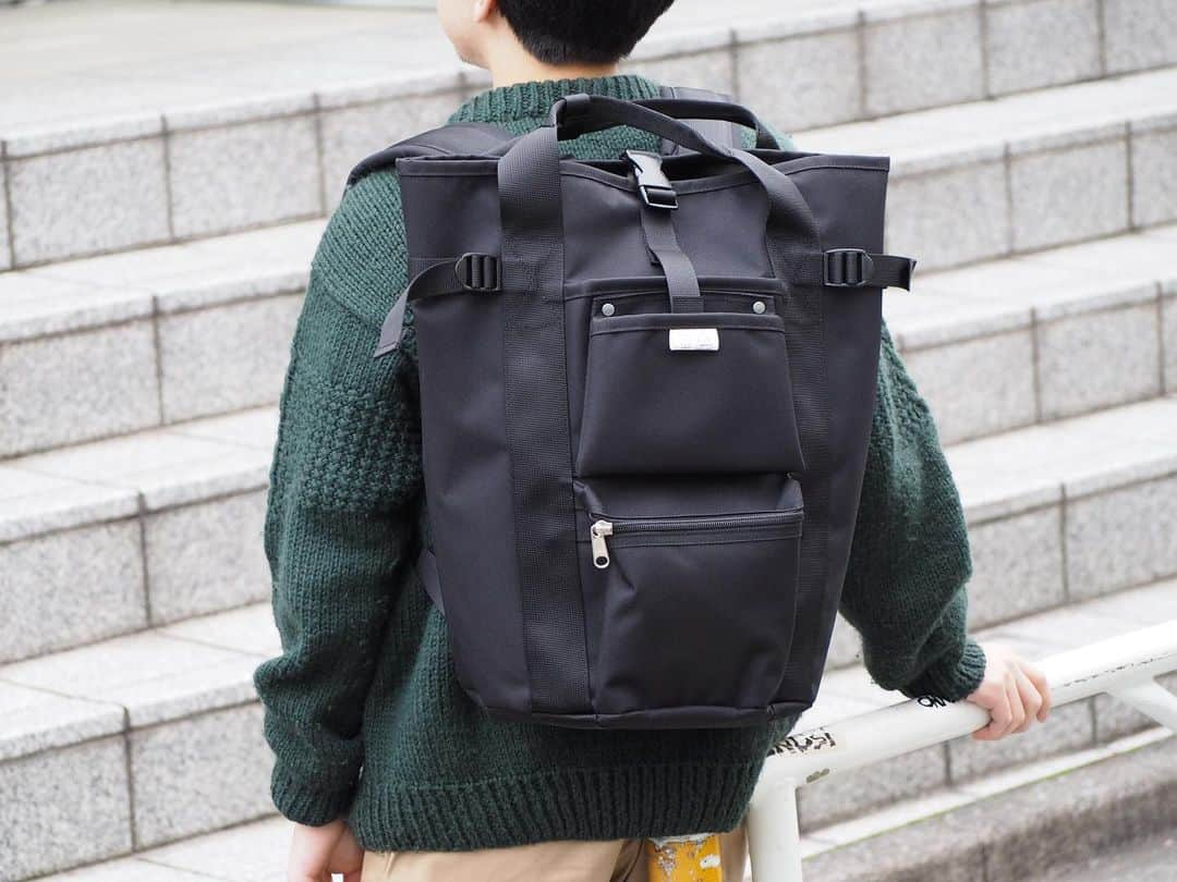 B JIRUSHI YOSHIDAさんのインスタグラム写真 - (B JIRUSHI YOSHIDAInstagram)「【NEW ARRIVAL】 〈PORTER × B印 YOSHIDA〉 UNION RUCK M ・ B印 YOSHIDAがPORTERに別注をかけてリリースしている白タグのUNIONシリーズ。このシリーズに今回新たにMサイズが入荷しました。 ・ トートとリュックを掛け合わせたようなような独特なデザインや、ワークウエアや工業用の腰袋をイメージしたフロントポケットが他にはない個性を発揮していることも、その人気の理由のひとつです。 ・ 別注として鞄の印象をがらりと変えるために選んだ変更点は「ネームタグ」。 既存のグリーンからホワイトに変更することで、カジュアルテイストな雰囲気を大人な着こなしにも溶け込むようアップデートしました。 ・ こちらは従来の別注「UNION」のS・Lサイズの中間に位置する、万能のMサイズモデル。Lサイズに比べてトップの高さとハンドルを短めに設定し、よりデイリーカジュアルに取り回しやすいサイズ感に調整しました。 ・ いままでのモデルでサイズに悩まれていた方はこの機会に是非試してみてください。 ・ COLOR:BLACK ¥18,500+TAX  #bjirushiyoshida #B印YOSHIDA #代官山 #daikanyama #TOKYO #BEAMS #ビームス #yoshidakaban #吉田カバン #ポーター  #porter #비지루시요시다 #도쿄 #다이칸야마 #빔스 #빔즈 #포터 #데일리룩 #백팩 #B印YOSHIDAlineup」12月21日 19時37分 - bjirushiyoshida