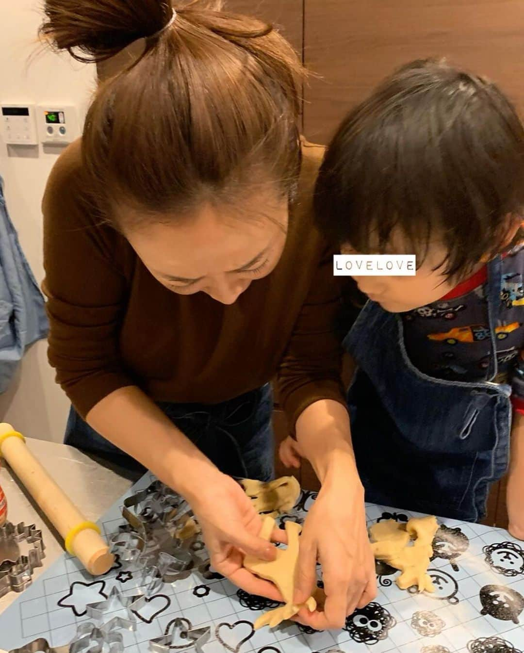 神崎恵さんのインスタグラム写真 - (神崎恵Instagram)「つまみ食いは、息子が作ったクッキー🍪🍪🍪 サンタさんへのクッキー🎅 1回目は厚めのスコーンよりのクッキー。 2回目は薄いサクサククッキー。 2回焼いて美味い美味いと食べていたら、すっかりお腹いっぱい。 毎回、焼けるまでのワクワクがキッチン中に充満。 #トナカイの角 ったらもう なんてドラマティックな形なんでしょ  ここ一番の集中力 #さんたさんグミすきかな #サンタさんへ #お手紙とクッキーとグミ」12月21日 19時38分 - megumi_kanzaki