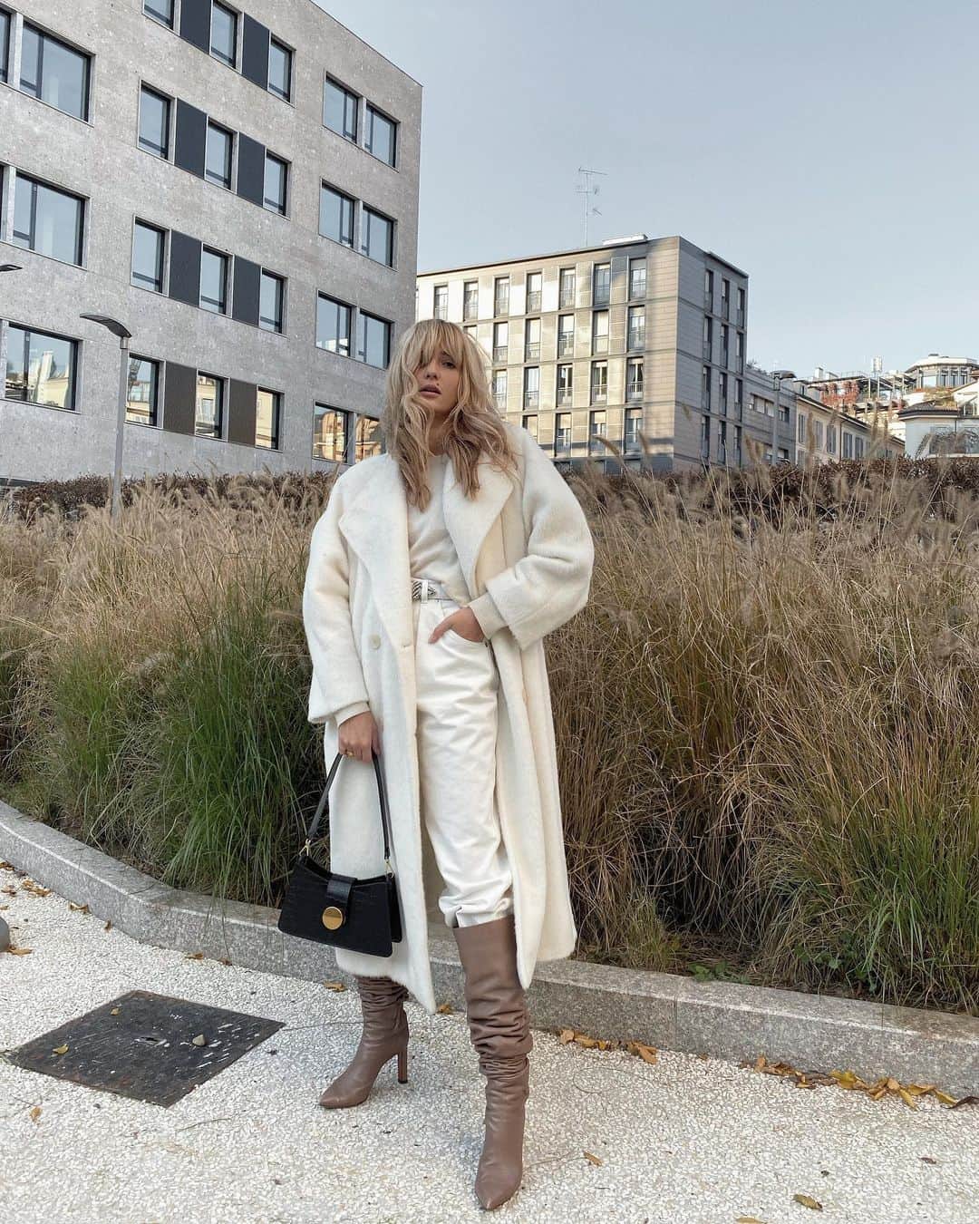 エレオノーラ・カリシのインスタグラム：「Ciao Milano, I go away dressed in white and see you next year 🕊✨ #CiaoCiao」