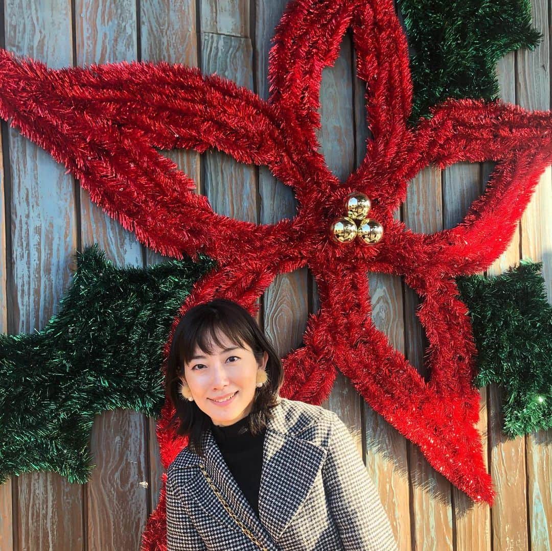 大村彩子さんのインスタグラム写真 - (大村彩子Instagram)「日にちはずれましたが…先日19日に誕生日を迎えました私です🎄  ゆるゆるとやっていますInstagramですが、 見てくれてありがとう♡  私も楽しいです。  いい顔したおばあちゃんになりたいから、まだまだ奮闘中の日々です。  これからも支え支えられ、 よろしくお願いしまする。  ayako omura  #いくつになっても#楽しく過ごしたい日#母がこの世に送り出してくれた日@thank you」12月21日 19時39分 - ayako_omura