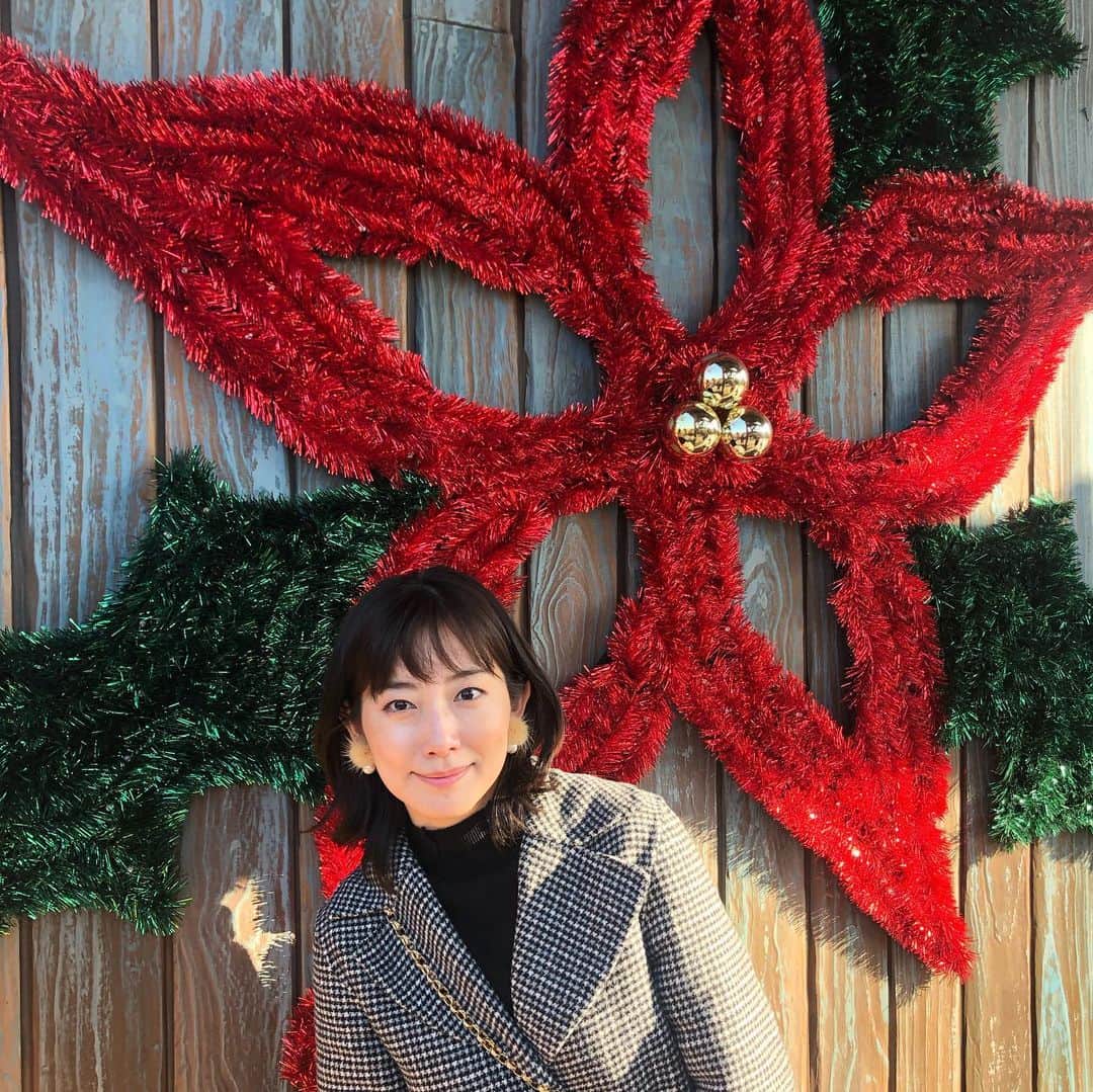 大村彩子のインスタグラム：「日にちはずれましたが…先日19日に誕生日を迎えました私です🎄  ゆるゆるとやっていますInstagramですが、 見てくれてありがとう♡  私も楽しいです。  いい顔したおばあちゃんになりたいから、まだまだ奮闘中の日々です。  これからも支え支えられ、 よろしくお願いしまする。  ayako omura  #いくつになっても#楽しく過ごしたい日#母がこの世に送り出してくれた日@thank you」