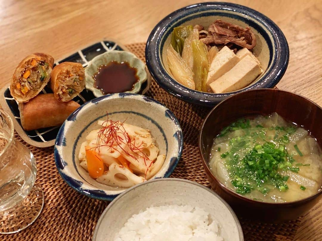 高山直子さんのインスタグラム写真 - (高山直子Instagram)「食べたいものを思いのままに作ったらこんな組み合わせになった日。笑 ●五目春巻き ●肉豆腐 ●蓮根と人参の甘酸っぱサラダ ●大根と長ネギのお味噌汁 ●土鍋で炊いたおいしいごはん こんな食べれないっしょ って思ったら、気づけば完食🐷ナンテコッタ🙌🏻笑  #なおコロ食堂 #春巻き#肉豆腐#蓮根好き #うつわ#藍色#焼き物#やちむん」12月21日 19時40分 - nao_70koro