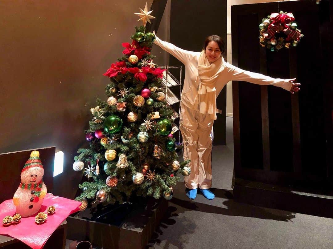 藤井美加子さんのインスタグラム写真 - (藤井美加子Instagram)「☆【お知らせ🎄🔔】﻿ ﻿ 神保町花月ファイナル公演と発表されました。12年の歴史に一区切りです。﻿ ﻿ この劇場に関わった全ての方の思いを胸に、汗と涙が染み込んだ劇場から愛をお届けします。私も今年は5本も出演させていただいた大好きな劇場であり、たくさんの思い出ある舞台です。一緒に笑って歌って見届けて下さいませんか？🎄🔔🎅﻿ ﻿ 【俺たちはここにいる〜聖夜探偵物語〜】﻿ 2019年12月22日(日)～24日(火) ﻿ 12月22日(日) 14:00開演/18:00開演　﻿ 12月23日(月) 19:00開演　﻿ 12月24日(火) 19:00開演﻿ 前売り2000/当日2500﻿ ﻿ ﻿ ﻿ ﻿ #クリスマスツリー#神保町花月#神保町ファイナル公演#クリスマス#僕たちはここにいる#生演奏あるよ#クリスマスイヴ#舞台#三木美加子#稽古着だよ#寒さ対策完璧﻿ #acctress#fashion#fashionstyle#christmas#christmastree#tokyo#jinbocho」12月21日 19時50分 - mikako_miki