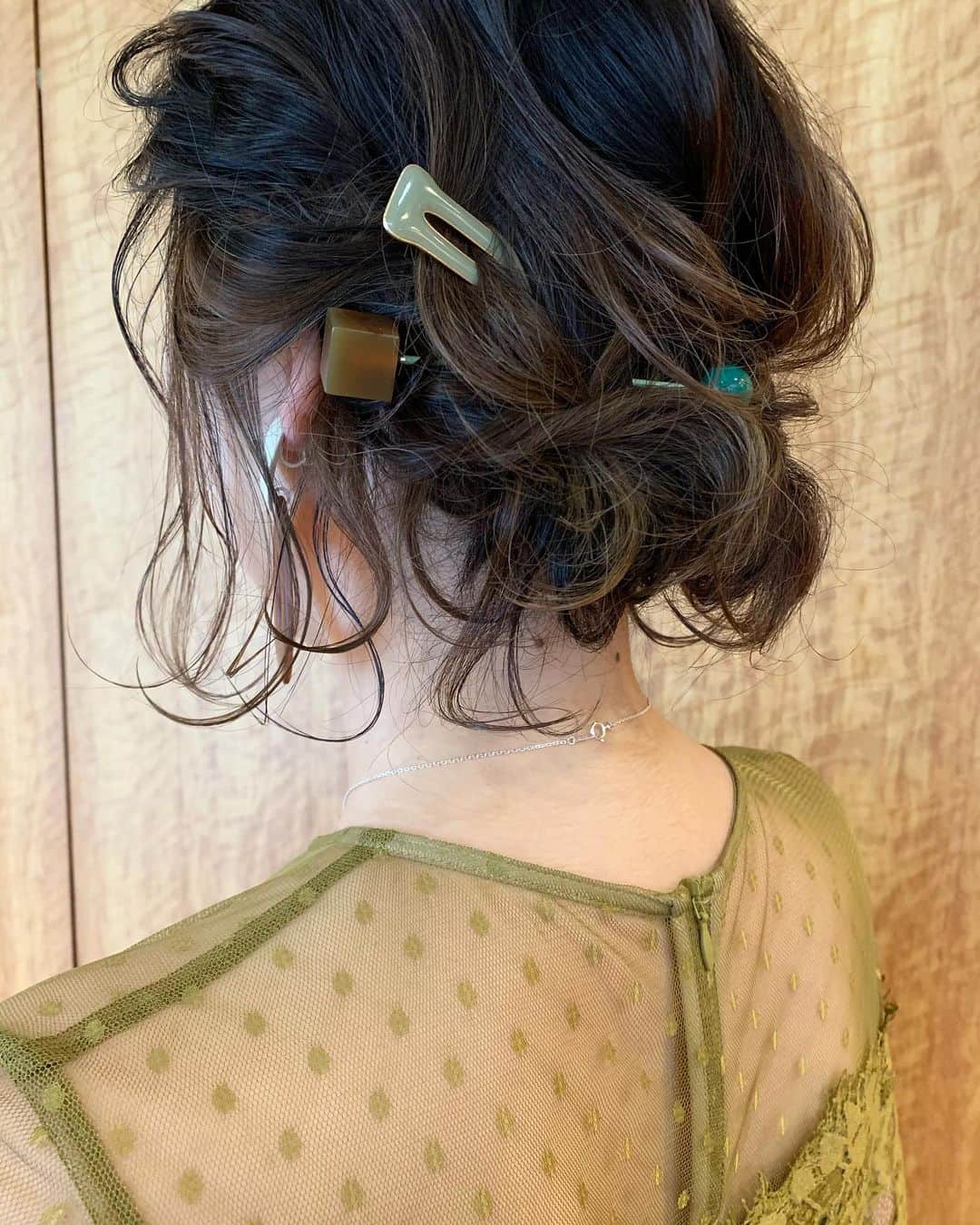 YU-U（工藤由布）さんのインスタグラム写真 - (YU-U（工藤由布）Instagram)「♡party hair♡ボブアレンジ✔︎ インナーカラー出てきてた❤️ ドレスとアクセがとっても合ってて🙆🏼‍♀️ 今年もたくさんありがとう😊 🐴のやつもありがとう🤤🤤🤤 ・・・ #結婚式 #パーティーアレンジ #お呼ばれヘア #wedding #weddinghair #partyhair #bridalhair #uアレンジ #ボブアレンジ」12月21日 19時50分 - nyan22u22nyan