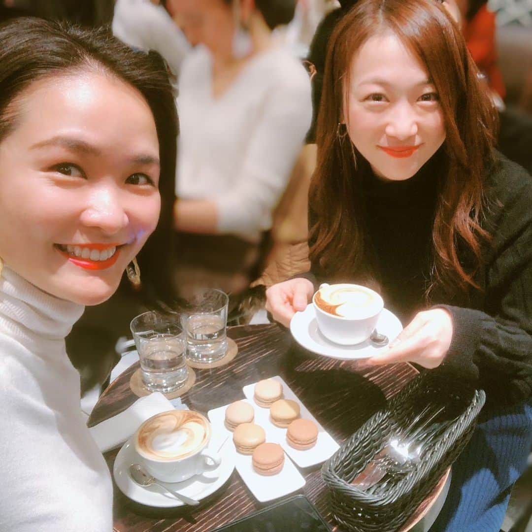 妃白ゆあさんのインスタグラム写真 - (妃白ゆあInstagram)「幸せなtea time☕️ . . マカロンセット美味しかった😍💓 . お馴染みちーちゃんと(*´꒳`*)🎶 . . #paulbassett #cappuccino #渋谷カフェ　#chocolatecake」12月21日 19時45分 - yua_hishiro