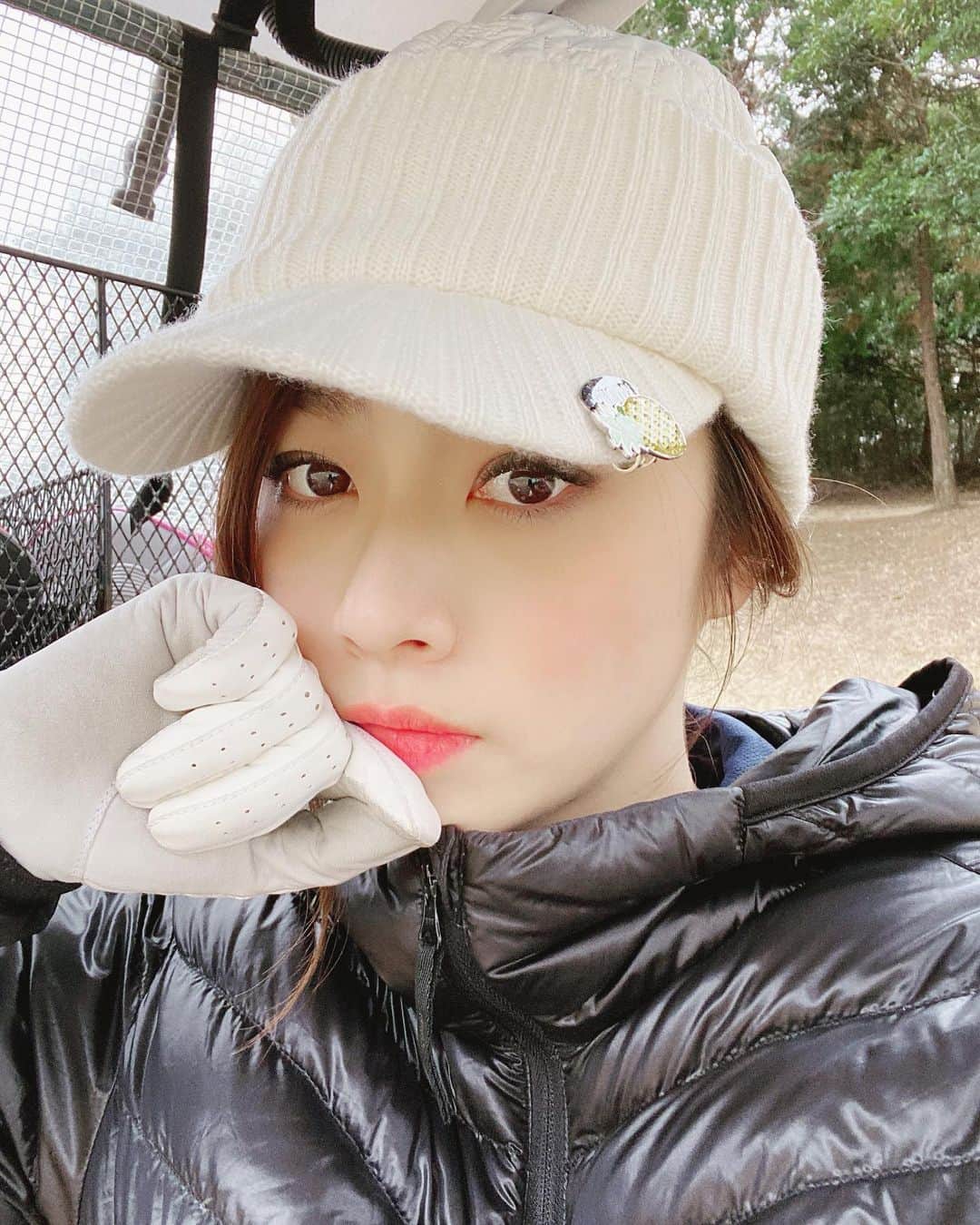 東森美和のインスタグラム：「金曜日の朝5:00に友人から電話が… 飲んでるの？の電話と思って張り切って電話に出たら、予想外の一言が…『今からゴルフいかない？』？？？？三度聞きしましたが、やはりゴルフに今からいかないか？と聞かれてるようで…笑  なんでも行く予定だった方が体調不良で欠員がでたと。笑  普通は行かないですよね〜 でもね、 私も馬鹿なぐらいフットワークが軽いもので…笑 そのままお銀座出勤モードの格好のまま、5:15にピックアップされ、そのまま千葉へ行きましたとさ。笑  千葉とも聞いてないから、お昼休憩の時に、ふと、そういえば今私はどこにいるの？？と言う感じでした。笑  何日起きてるんだろうか🤔  そして今夜も今から素敵な忘年会へ💓  朝まで楽しみます🤩笑  #いきなりゴルフ #いきなりゴルフ場  #寒かった #寒かった楽しかった #ゴルフ女子」