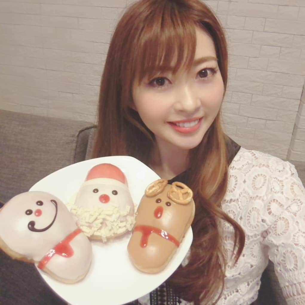 三浦真理子さんのインスタグラム写真 - (三浦真理子Instagram)「. 可愛すぎる〜❣️❣️ . 🛵Uber Eats で🛵 『クリスピークリームドーナツ』を頼んでみました🍩✨ . ✨今の時期、限定✨ 🎄クリスマスドーナツ🎄 . 雪だるま▷▶︎チョコレート⛄ サンタ▷▶︎ストロベリーチーズケーキ味🎅🏻 トナカイ🦌▷▶︎キャラメルチョコ✨ . 💫それにしても久々に食べたらめっちゃ美味しい🍩✨ 💫いきなり3個食べるのはキツイのでまた明日食べますw . 定番のオリジナルグレーズドも好き💗 良い週末を〜✧٩( 'ᴗ' )و✧ . . #ubereats #ウーバーイーツ #クリスピークリームドーナツ #ドーナツ #クリスマスドーナツ #🍩 #限定販売 #スイーツ #スイーツ好きな人と繋がりたい #いいね歓迎 #pleasefollowme #instagood #sweets #sweetstagram #😋 #🎅🏻 #christmas #donuts #donuts🍩 #スイーツ好き #美味しい #❤️ #haveaniceday #休日 #休日の過ごし方」12月21日 19時46分 - marigram.22