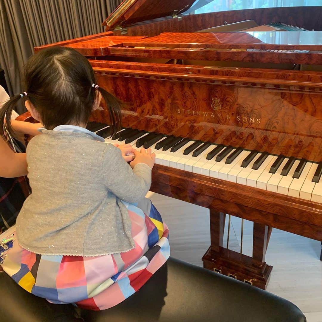 鈴木六夏さんのインスタグラム写真 - (鈴木六夏Instagram)「お友達のおうちで素晴らしいピアノ体験をさせて頂いたQ✨ 本物に触れる経験。#豪華すぎるピアノ😳  子ども達になるべく多くさせてあげたいよねーと思うけど、 私もしたーい！  2020年は色んな”体感”の時間を増やせたらいいな！ 仕事は勿論、歳とともに日常生活に追われ、腰が重くなったりしちゃうけど、人生を彩り豊かに。 た.....体力つけるぞ。」12月21日 19時47分 - rikuka.62