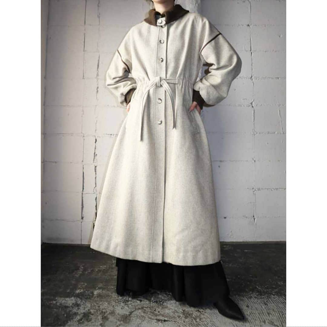 吉祥寺 古着屋 Orfeoのインスタグラム：「Knitted Collar Belted Coat  #orfeo #kichijoji #tokyo #vintage #used #fashion #coordinate #outfit  掲載商品のお問い合わせはメールにて承っております。コメント、DMでのお問い合わせは受け付けておりませんのでご了承ください。」