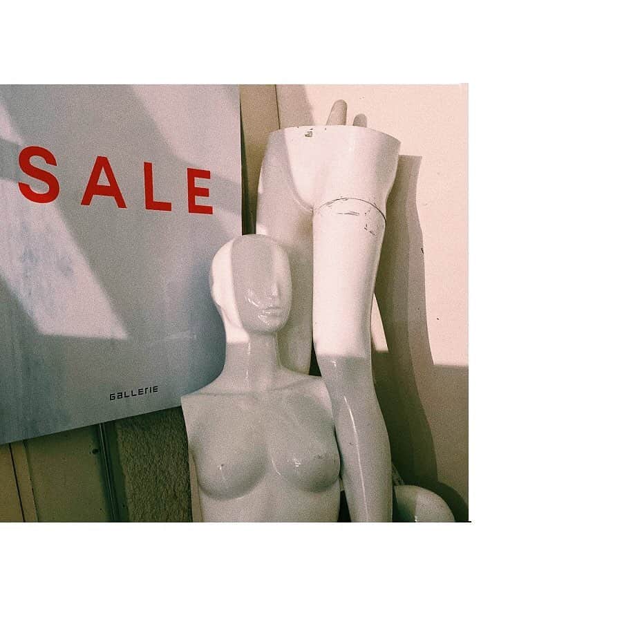 のインスタグラム：「. ＼COUNTDOWN SALE／ 2019/12/21(sat) ～ 12/30(mon) . . いつもGALLERIEをご愛顧頂きまして誠にありがとうございます❤︎ . 本日より全店舗＆onlinestoreにて カウントダウンセールを開催致します。 店内MAX50%off！！！！ 人気のアイテムがスペシャルプライスに✔︎ . また12/21～25の期間限定で VINTAGE HIGH BRANDがALL10%off！ . . 皆様のご来店心よりお待ちしております⛄️ . . ———————————— ✔️GALLERIE京都店 @gallerie_kyoto ✔️GALLERIE大阪店 @gallerie_osaka ✔️GALLERIE TOKYO @gallerie_tokyo . メールでのお問い合わせ customer_center@galleriebyspinns.com カスタマー対応時間 平日 【10:00～18:00】 ————————————」