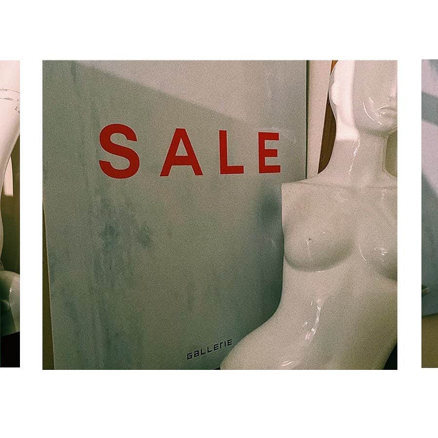 のインスタグラム：「. ＼COUNTDOWN SALE／ 2019/12/21(sat) ～ 12/30(mon) . . いつもGALLERIEをご愛顧頂きまして誠にありがとうございます❤︎ . 本日より全店舗＆onlinestoreにて カウントダウンセールを開催致します。 店内MAX50%off！！！！ 人気のアイテムがスペシャルプライスに✔︎ . また12/21～25の期間限定で VINTAGE HIGH BRANDがALL10%off！ . . 皆様のご来店心よりお待ちしております⛄️ . . ———————————— ✔️GALLERIE京都店 @gallerie_kyoto ✔️GALLERIE大阪店 @gallerie_osaka ✔️GALLERIE TOKYO @gallerie_tokyo . メールでのお問い合わせ customer_center@galleriebyspinns.com カスタマー対応時間 平日 【10:00～18:00】 ————————————」