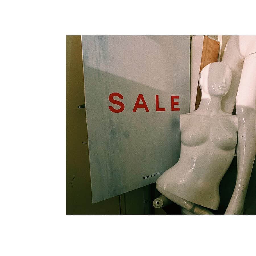のインスタグラム：「. ＼COUNTDOWN SALE／ 2019/12/21(sat) ～ 12/30(mon) . . いつもGALLERIEをご愛顧頂きまして誠にありがとうございます❤︎ . 本日より全店舗＆onlinestoreにて カウントダウンセールを開催致します。 店内MAX50%off！！！！ 人気のアイテムがスペシャルプライスに✔︎ . また12/21～25の期間限定で VINTAGE HIGH BRANDがALL10%off！ . . 皆様のご来店心よりお待ちしております⛄️ . . ———————————— ✔️GALLERIE京都店 @gallerie_kyoto ✔️GALLERIE大阪店 @gallerie_osaka ✔️GALLERIE TOKYO @gallerie_tokyo . メールでのお問い合わせ customer_center@galleriebyspinns.com カスタマー対応時間 平日 【10:00～18:00】 ————————————」