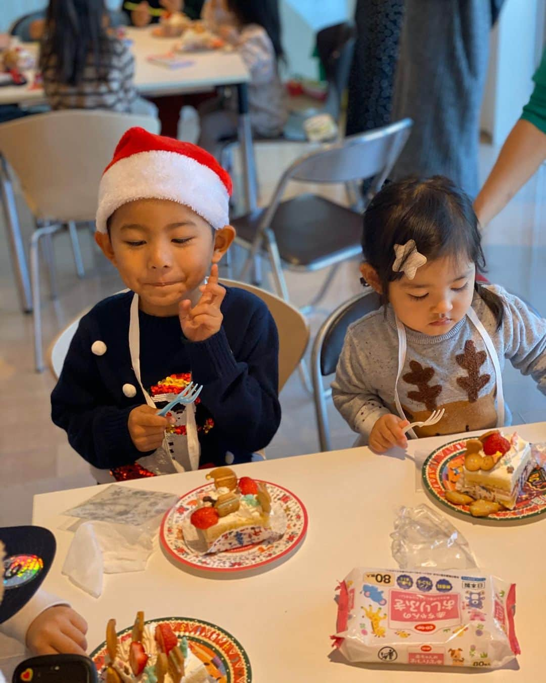 黒宮ニイナさんのインスタグラム写真 - (黒宮ニイナInstagram)「先日は幼稚園のお友達とクリスマス会をしました🎄✨ オーナメントを作ってサンタさんにお願い事書いたり、主催してくれたママ友は元パティシエさんで可愛い手作りケーキを作ってくれていてそれに飾り付けをしたり、ビンゴ大会までして盛り沢山でこども達も大盛りでした😆👏💕 息子の願い事はブレずに仮面ライダーゼロワンのなんかのベルト🤣 もう家にどれだけあるの〜💦今回はサンタさんを言い訳にして、2人ともママがセレクトしたプレゼントにしました🎁🎅w 喜んでくれるといいなぁ☺️ #クリスマス会 #年中さん #愛息子 #5歳 #愛娘 #1歳11ヶ月 #2人育児 #3歳差兄妹 #ママ #2児ママ #ママライフ #mama #mamalife」12月21日 19時50分 - niina_pilates0827