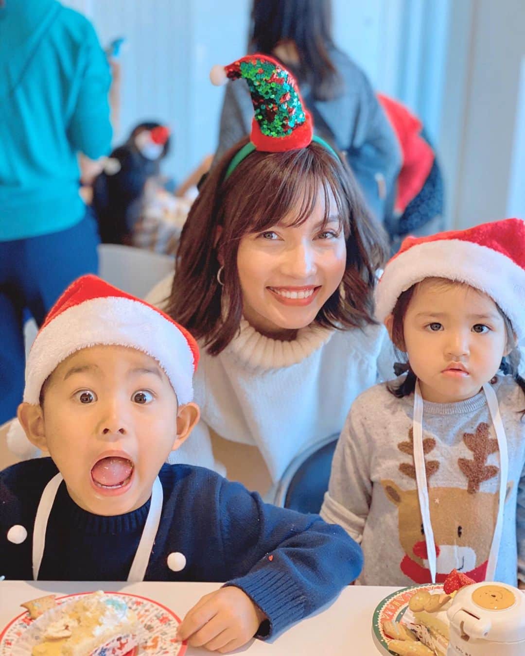 黒宮ニイナのインスタグラム：「先日は幼稚園のお友達とクリスマス会をしました🎄✨ オーナメントを作ってサンタさんにお願い事書いたり、主催してくれたママ友は元パティシエさんで可愛い手作りケーキを作ってくれていてそれに飾り付けをしたり、ビンゴ大会までして盛り沢山でこども達も大盛りでした😆👏💕 息子の願い事はブレずに仮面ライダーゼロワンのなんかのベルト🤣 もう家にどれだけあるの〜💦今回はサンタさんを言い訳にして、2人ともママがセレクトしたプレゼントにしました🎁🎅w 喜んでくれるといいなぁ☺️ #クリスマス会 #年中さん #愛息子 #5歳 #愛娘 #1歳11ヶ月 #2人育児 #3歳差兄妹 #ママ #2児ママ #ママライフ #mama #mamalife」