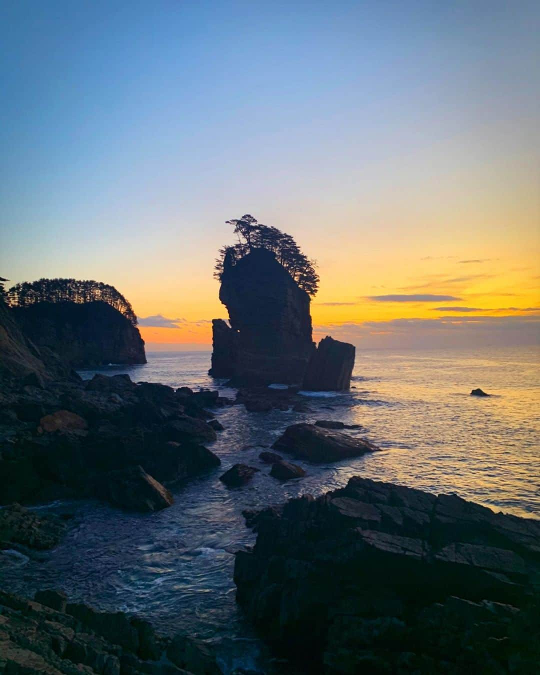 小松彩夏さんのインスタグラム写真 - (小松彩夏Instagram)「地元岩手の宮古市にある﻿ 三王岩がみえる場所で撮影📸﻿ ﻿ 氷点下の中、朝陽と一緒に撮影🌅﻿ ﻿ 寒かったけど、少しずつ登ってくる朝陽をみていたら心がすーーーっと洗われた気がします✨﻿ ﻿ そして美味しいものを﻿ お腹いっぱい沢山食べました‼️(笑)﻿ ﻿ 素敵なスタッフの皆さんのおかげで﻿ 素敵なものになっていると思います。﻿ ﻿ 早く見てもらいたいなぁ...🎞﻿ ﻿ #岩手宣伝隊長 #岩手旅 #一人旅 #行くぜ東北 #冬のごほうび #撮影 #地元 #岩手 #おいでよ岩手 #iiiwate #宮古 #宮古市 #朝陽 #朝日 #朝焼け #絶景 #出逢い #感謝﻿」12月21日 19時50分 - official_ayaka_502