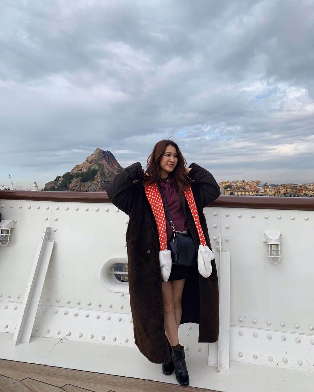 後藤夕貴のインスタグラム：「ㅤ ディズニーらしい写真これしかないのに なんかぎゃるい🤟🏻 ひっさびさに脚出しちゃったり🤟🏻 #disneysea #disneycode」