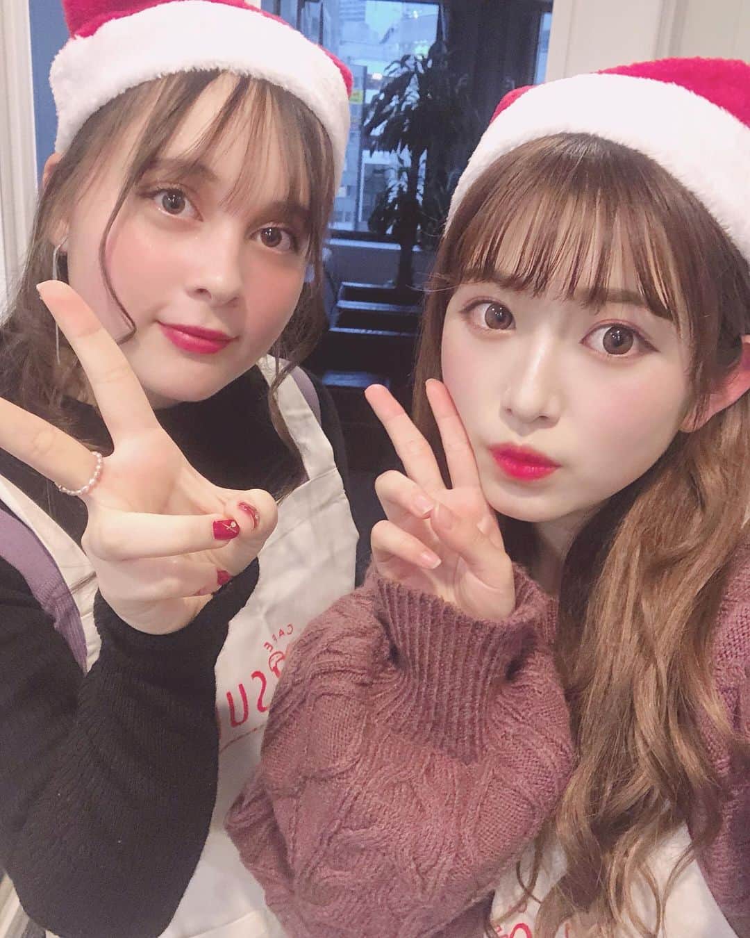 青木菜花のインスタグラム：「.﻿ .﻿ KOISUKIカフェトークショー﻿ 来てくれた方ありがとうございました🥰﻿ ﻿ もうすぐクリスマスということでサンタ帽🤶♡﻿ 楽しくて時間あっという間だったな〜〜﻿ ﻿ そしてアンネちゃん美人でした🥺﻿ 礼儀正しくてめちゃめちゃいい子、、今度遊ぼうねーー！！💞﻿ .﻿ . #恋好きカフェ #イベント #恋ステ #今日好き #トークショー」