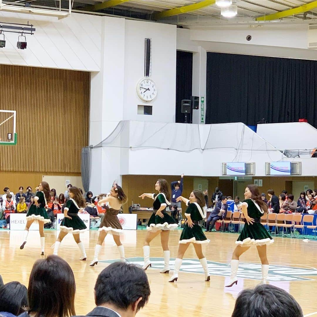 柴本愛沙さんのインスタグラム写真 - (柴本愛沙Instagram)「バスケットボール観戦🏀  東京エクセレンス（B2リーグ）@tokyoexcellence_official の ホームゲームを応援しに行きました！  プロのバスケ試合を観るのは初めてだったけど、 迫力がすごくて終わるまで目が離せないっ！ 試合前も試合中もチアの応援が華やかだし、 パフォーマンスが素晴らしくて楽しかった♡ これはハマりそう✨✨ また行きたいな🏀 .  #スポーツ観戦 #東京エクセレンス #tokyoexcellence‬ #Bリーグ #bleague #プロバスケットボール #バスケ観戦 #バスケットボール観戦 #バスケ #観戦 #basketball #🏀 #迫力満点 #楽しかった #ホームゲーム #東京EX #チアリーディング #Elegance #エレガンス #応援」12月21日 19時59分 - aisa_shibamoto