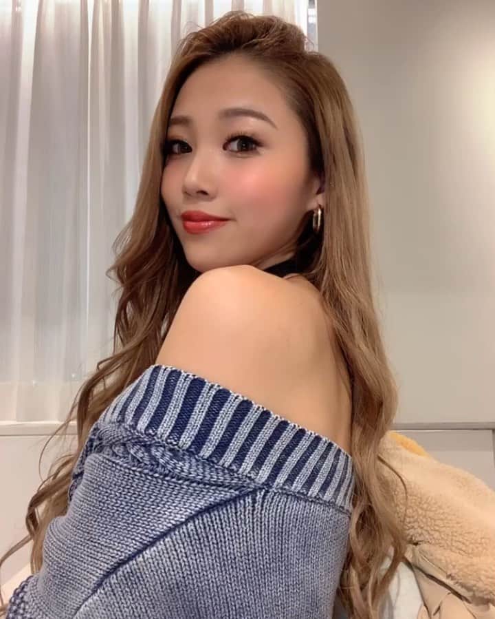 のインスタグラム：「たまには動画も…💓💓 もうすぐいよいよクリスマスだねぇっ 24日のキャメロットが楽しみでしょうがない👯‍♀️💓 みんなとクリスマス迎えられる喜び🎅💕 クリスマス当日の予定は…、、、聞かないでください。（笑） ・ #cyberjapan #cjd_rina #christmas #ギャル #サイバージャパンダンサーズ」