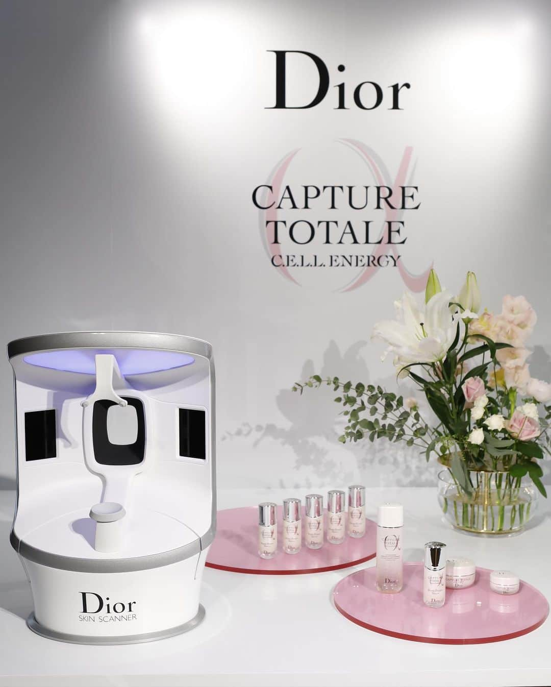 野崎萌香さんのインスタグラム写真 - (野崎萌香Instagram)「2020年、Dior skinの 「カプチュール トータル」に加わる新作の 美容液4つの花々を使った新テクノロジー 「バイオ - セルラー テクノロジー」を 使用した最新スキンケアの発表会へ💐 . . .  10年かけてdiorが開発した 世界に4つしかない機械を使って 肌診断をしてもらいました。  幹細胞が、年齢とともに エネルギーが減少してしまうことを 突き止めたディオールは、 “肌のパワーの源”を回復させる 新テクノロジーを開発しました。 . . .  エネルギー不足の細胞に どんどん働きかけ、 あらゆる肌悩みにアプローチしてくれるとろりとした美容液 「カプチュール トータル セル ENGY スーパー セラム」と . . .  肌と一体化する”新感覚のクリーム” 「カプチュール トータル セル ENGY  クリーム」もベタつかず、 しっとりと潤いが続くので 素晴らしかったです。  @diorskincare #カプチュールトータル」12月21日 20時03分 - moeka_nozaki