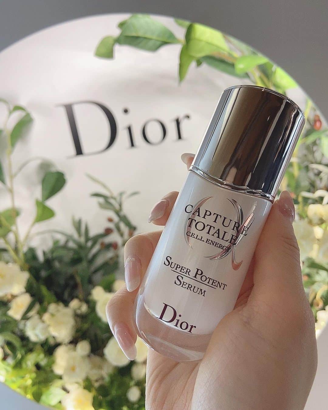 野崎萌香さんのインスタグラム写真 - (野崎萌香Instagram)「2020年、Dior skinの 「カプチュール トータル」に加わる新作の 美容液4つの花々を使った新テクノロジー 「バイオ - セルラー テクノロジー」を 使用した最新スキンケアの発表会へ💐 . . .  10年かけてdiorが開発した 世界に4つしかない機械を使って 肌診断をしてもらいました。  幹細胞が、年齢とともに エネルギーが減少してしまうことを 突き止めたディオールは、 “肌のパワーの源”を回復させる 新テクノロジーを開発しました。 . . .  エネルギー不足の細胞に どんどん働きかけ、 あらゆる肌悩みにアプローチしてくれるとろりとした美容液 「カプチュール トータル セル ENGY スーパー セラム」と . . .  肌と一体化する”新感覚のクリーム” 「カプチュール トータル セル ENGY  クリーム」もベタつかず、 しっとりと潤いが続くので 素晴らしかったです。  @diorskincare #カプチュールトータル」12月21日 20時03分 - moeka_nozaki