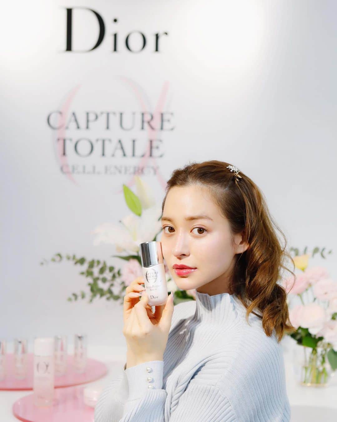 野崎萌香さんのインスタグラム写真 - (野崎萌香Instagram)「2020年、Dior skinの 「カプチュール トータル」に加わる新作の 美容液4つの花々を使った新テクノロジー 「バイオ - セルラー テクノロジー」を 使用した最新スキンケアの発表会へ💐 . . .  10年かけてdiorが開発した 世界に4つしかない機械を使って 肌診断をしてもらいました。  幹細胞が、年齢とともに エネルギーが減少してしまうことを 突き止めたディオールは、 “肌のパワーの源”を回復させる 新テクノロジーを開発しました。 . . .  エネルギー不足の細胞に どんどん働きかけ、 あらゆる肌悩みにアプローチしてくれるとろりとした美容液 「カプチュール トータル セル ENGY スーパー セラム」と . . .  肌と一体化する”新感覚のクリーム” 「カプチュール トータル セル ENGY  クリーム」もベタつかず、 しっとりと潤いが続くので 素晴らしかったです。  @diorskincare #カプチュールトータル」12月21日 20時03分 - moeka_nozaki