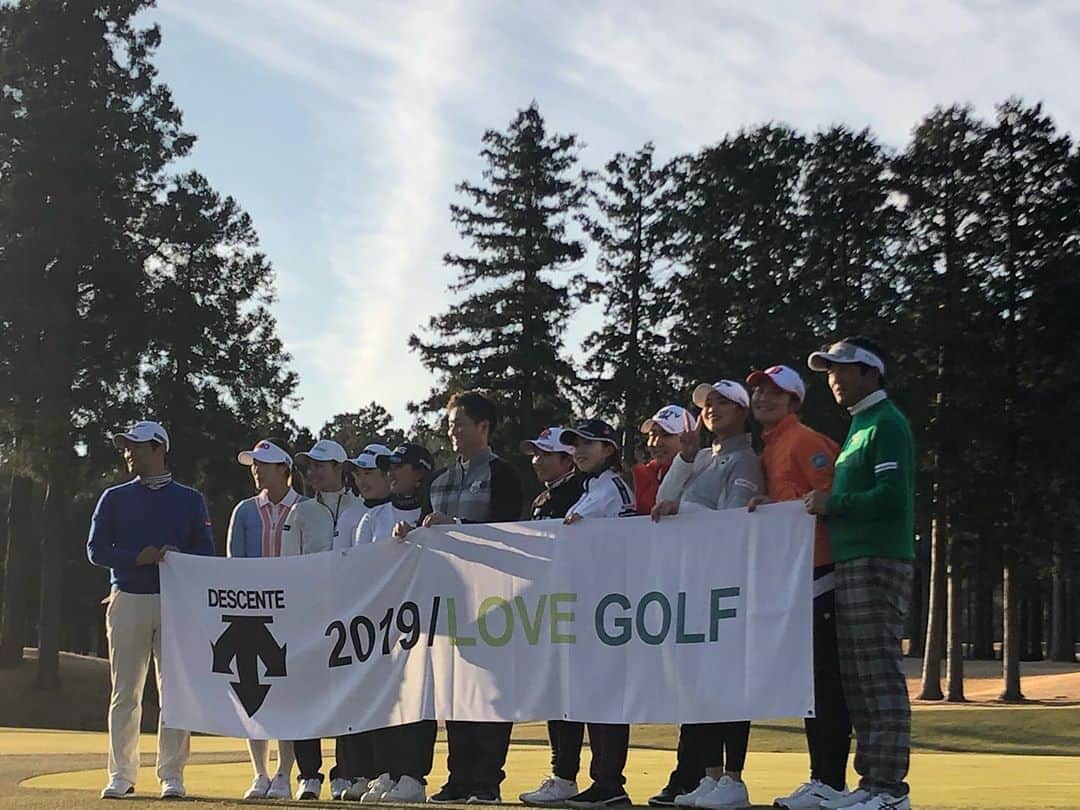 渡邉彩香のインスタグラム：「先日行われた . DESCENTE ゴルフ大好きキャンペーン⛳️ . 今年も参加させて頂きました😊 @descentegolf ウェアを着て来てくださってる方もたくさんいて、とっても嬉しかったです🥰 . かっこかわいいウェア、まだまだたくさんあるので、皆さんぜひよろしくお願いします🥰」