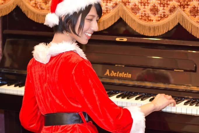 太田英里さんのインスタグラム写真 - (太田英里Instagram)「* ･ 4歳から習い始めたピアノ。 小さい頃から引っ込み思案で 人前に出ることが苦手だった私が、 人前に出る勇気を持てたのも ピアノがきっかけでした。 最近はお仕事でピアノを弾く機会も 増えてとっても嬉しいです☺️✨ ピアノを習わせてくれた両親に感謝🙏 ･ #太田英里 #Bright #三重PR大使 #ミス桑名 #ナチュラルフードコーディネーター #健康食コーディネーター #釣りガール #女優 #モデル #model #actress #talent #shorthair #ショートヘア #丸顔 #l4l #like4like #followme #instagood #写真好きな人と繋がりたい #piano #サンタ」12月21日 20時07分 - eririiin56